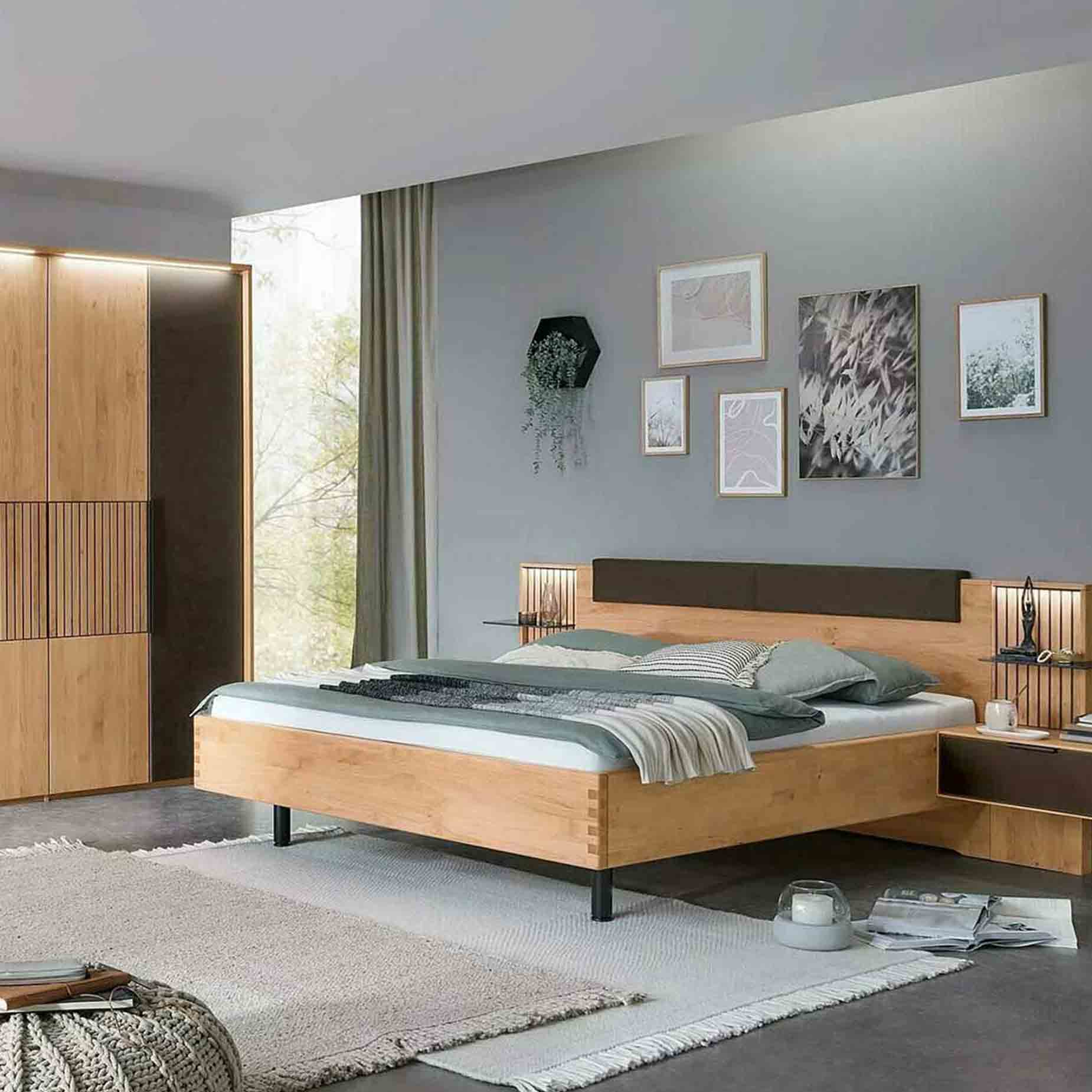 Hier geht es zu den WSM 4400 Schlafzimmer in Erle, Doppelbett, Kleiderschrank und Nachtkonsolen, letztere sind kombiniert mit dunklen Mattglas.