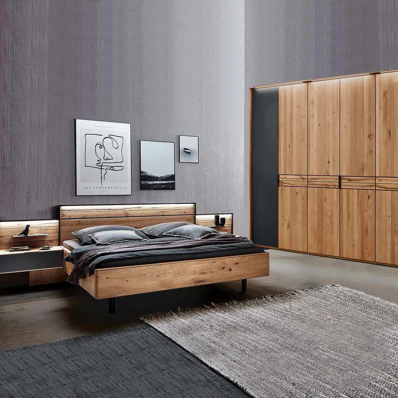 WSM 4300 Wildeiche Schlafzimmer, Doppelbett, zwei Konsolen und Paneelaufsatz, Kombiniert mit einem 6 türigen Drehtürenschrank mit Balkeneiche Banderole, außer die äußeren Türen.