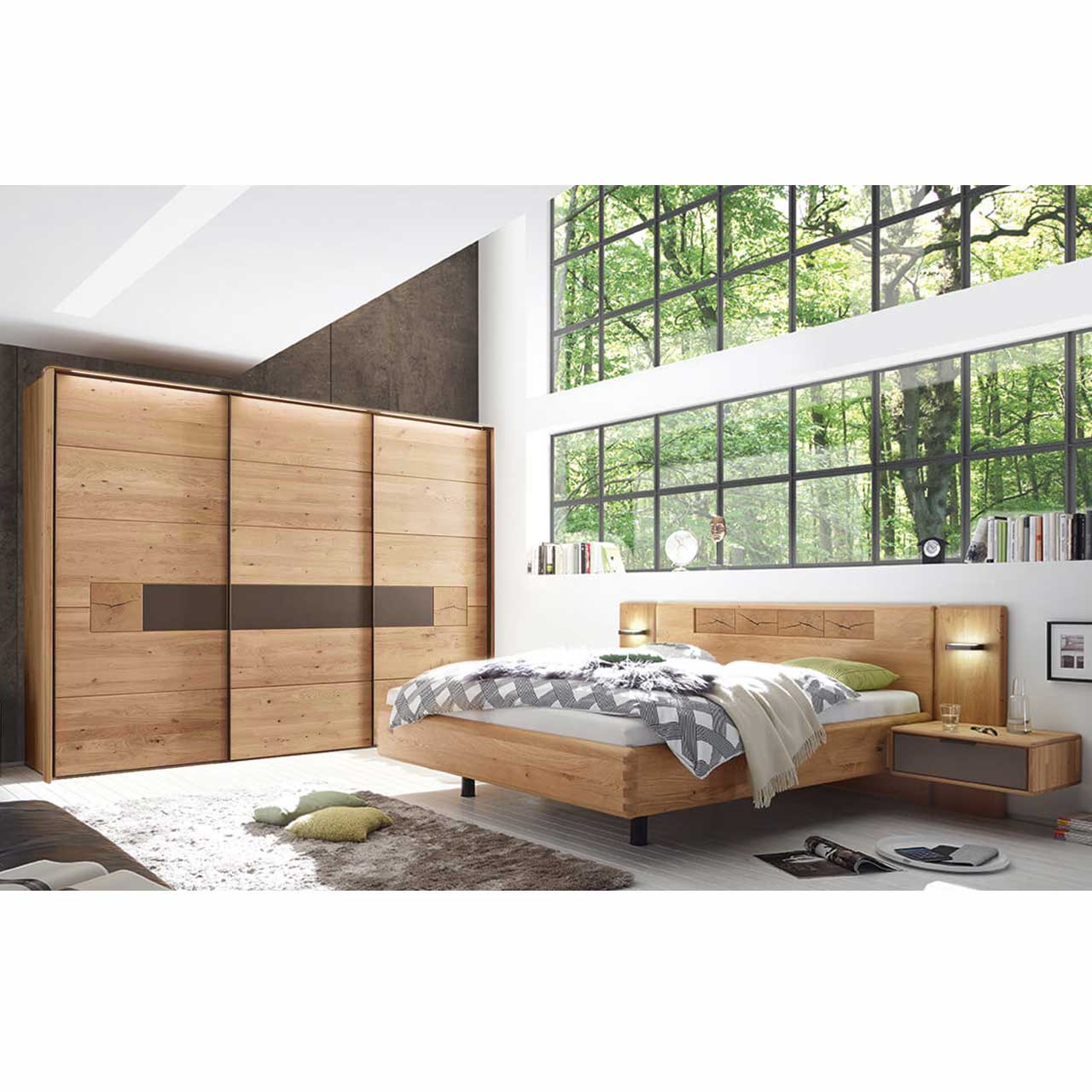 WSM 1600 Schiebetürenschrank, Ambiente Bild Schlafzimmer mit Doppelbett Konsolen paassende Paneelaufsätze und Schiebetürenschrank, mit Passepartout und Beleuchtung, gezeigt mit Hirnholz und Lack Mocca Akzent.