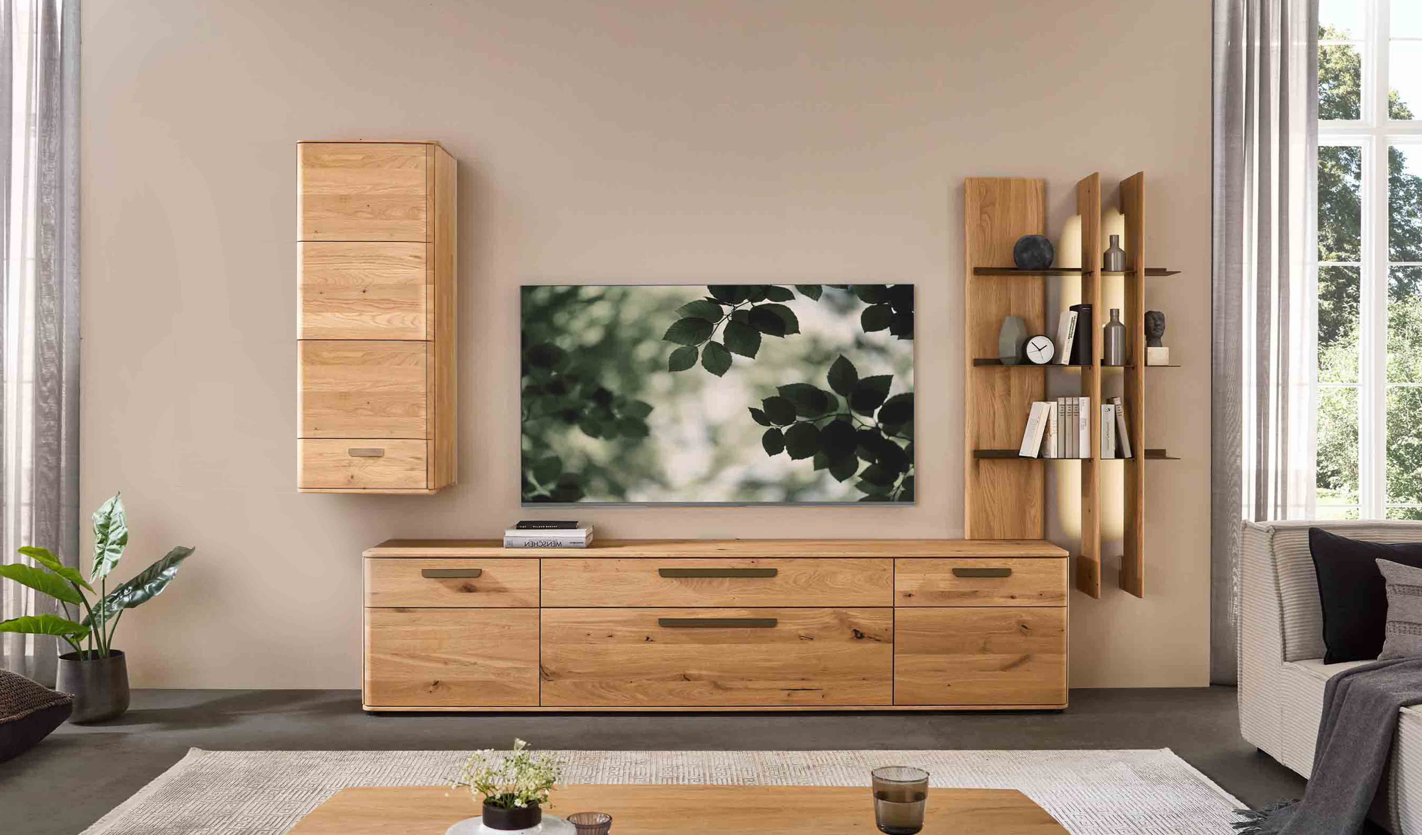 WM 2620 Hängeelement mit Glaseinsatz Type 14424 in einer Wohnwand integriert.