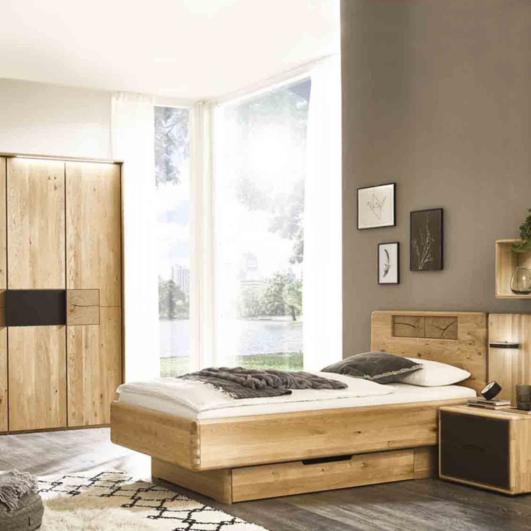 Wildeiche Schlafzimmer, Einzelbett, zwei Konsolen und Paneelaufsatz, Kombiniert mit einem 4 türigen Drehtürenschrank mit Mattglas Banderole und Hirnholz Akzenten.