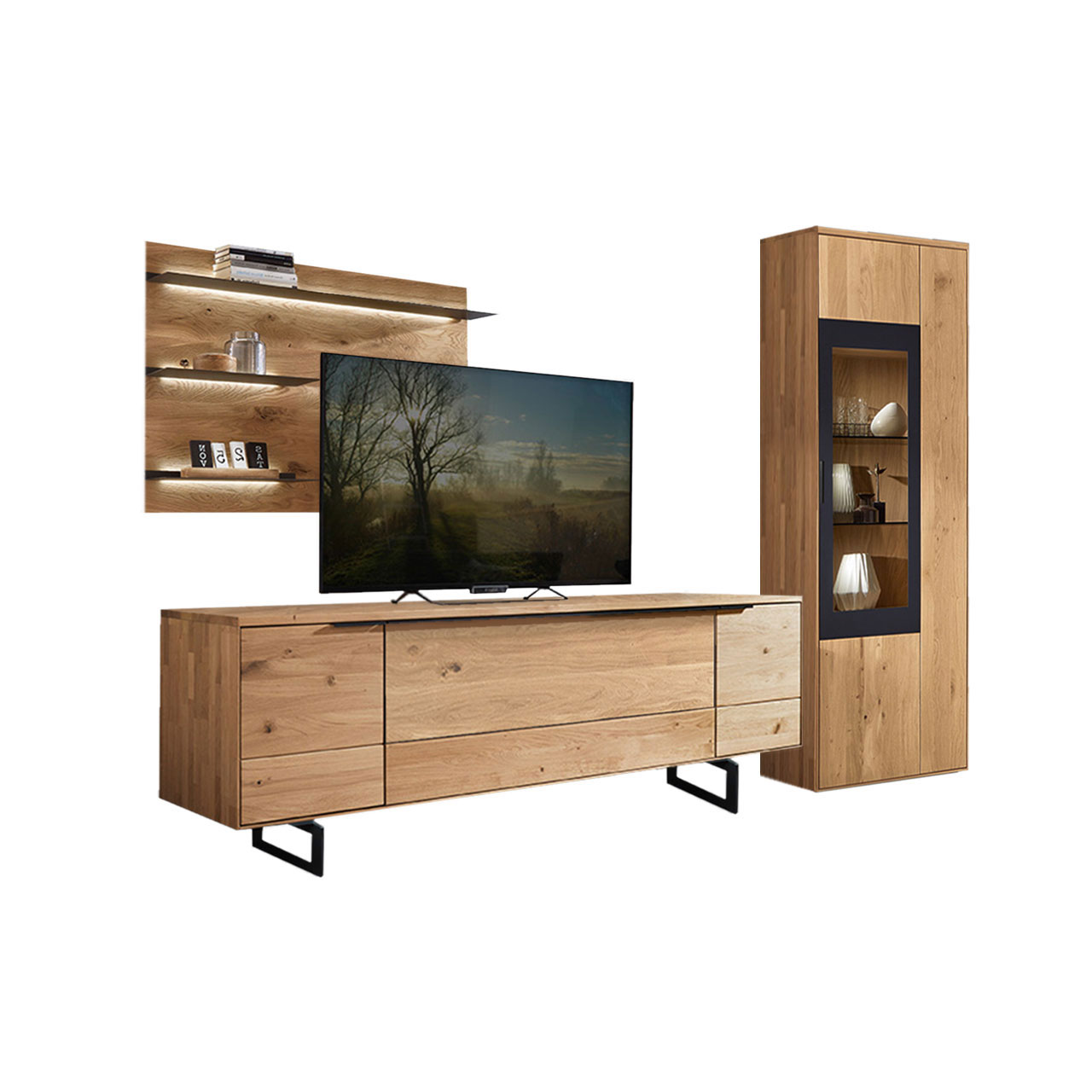 Wohnzimmer Type 0109F, bestehend aus einem Zeilenschrank mit Vitrinenfach mit einem carbonfarbigen Metallrahmen, kombiniert mit einem Wandboard und einem Lowboard in Wildeiche, inklusive Kufen.