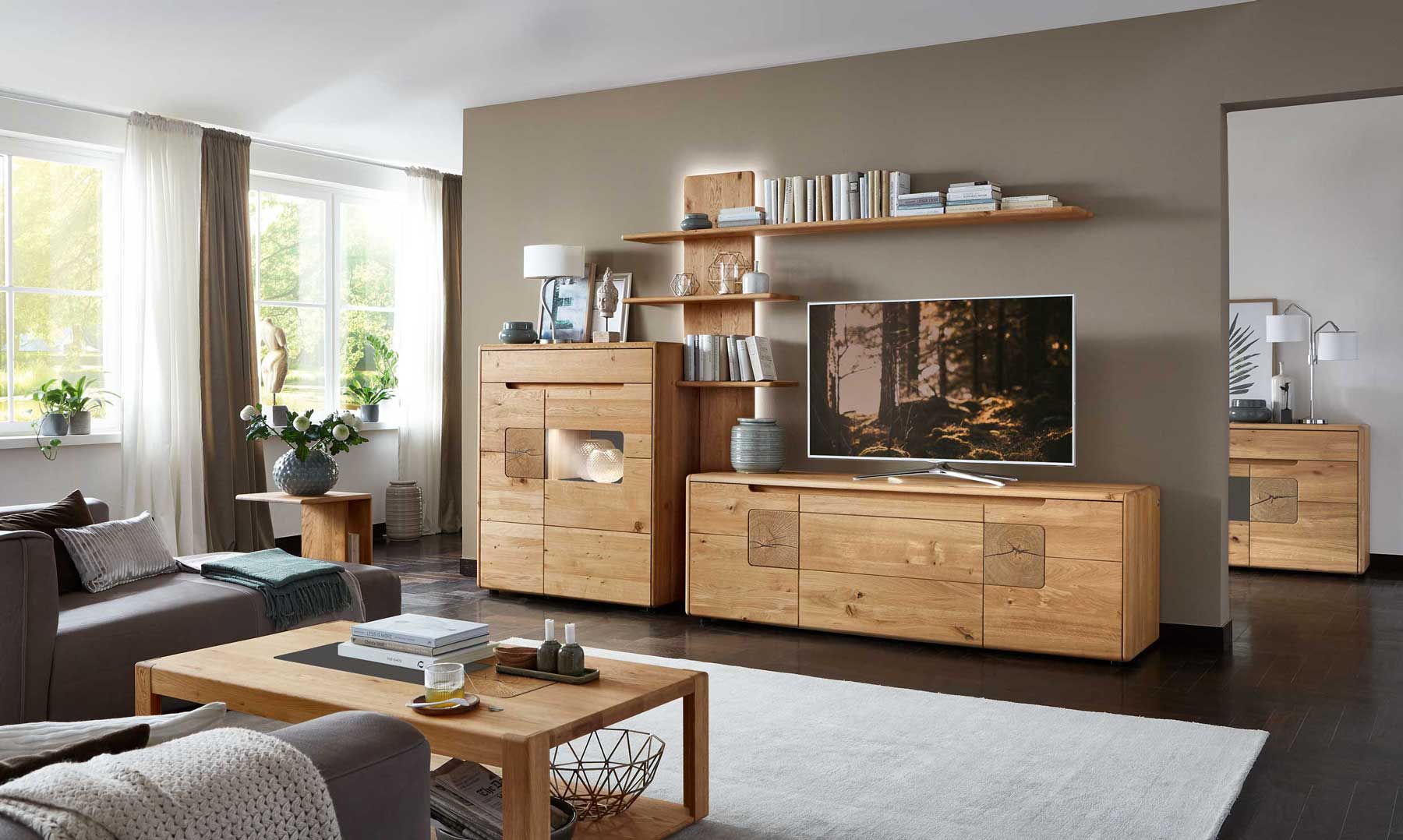 Banner Solento Banner zeigt SOLENTO Wohnprogramm von Wöstmann: 3-teilige Wohnwand Type 0003, mit Hirnholz Akzent. Bestehend aus einem Lowboard und Standpaneel, Highboard.