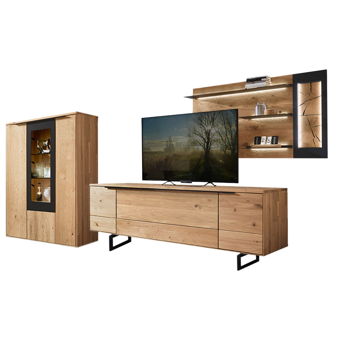 WM 1910 Wohnzimmer Type 0007F Wohnzimmer Type 0007F bestehend aus einer Highboard mit Vitrineneinsatz in Wildeiche abgesetzt mit einem carbonfarbigen Metallrahmen, kombiniert mit einem Wandpaneel, kombiniert mit einem Lowboard in Wildeiche mit Kufen.