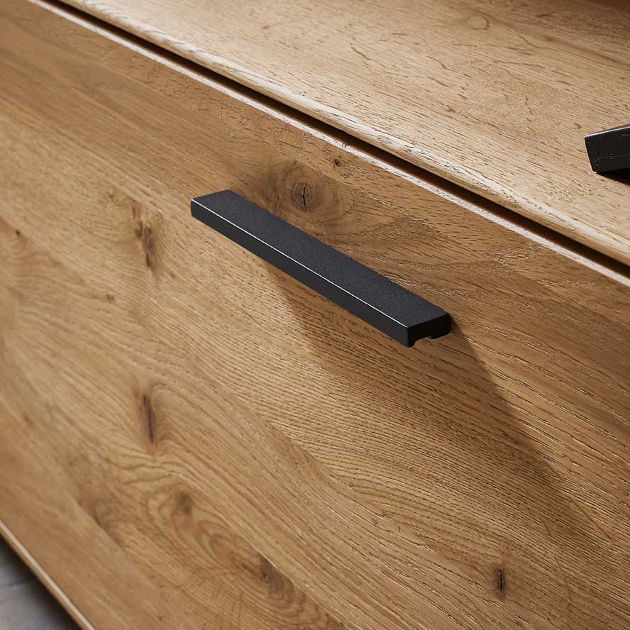 WM2520 Wildeiche Oberfläche mit Metall Griff in carbonfarbig