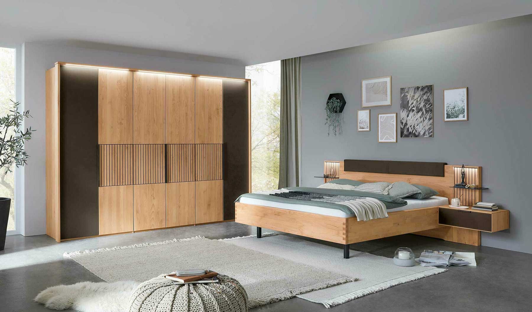 Schlafzimmer WSM 4400 Banner zeigt ein Modernes Erle Massivholz Schlafzimmer mit glatt polierten Oberfläche und Mattglas cubanitfarbigen Akzenten. Das Highlight der Serie sind die Lamellen-Akzente.