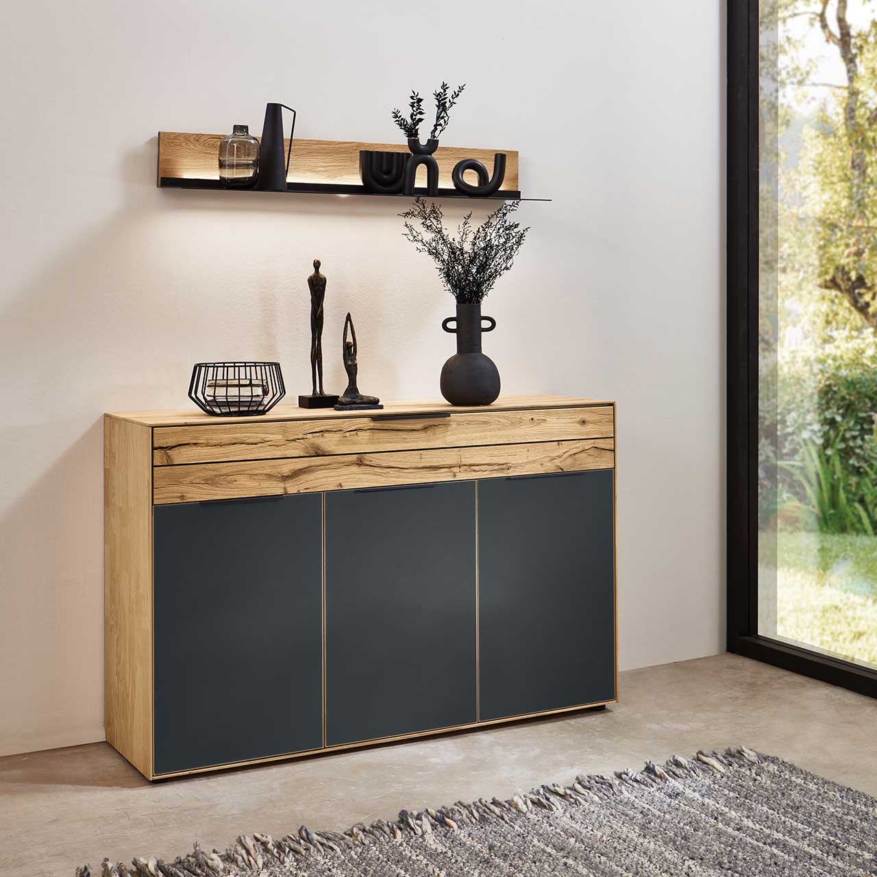 Hier geht es zu den WSM 4300 Kommoden in Wildeiche massiv und Fronten optional in Mattglas und Balkeneiche Akzent in verschiedenen breiten und Aufteilungen. Hier geht es zu den WSM 4300 Kommoden in Wildeiche massiv und Fronten optional in Mattglas und Balkeneiche Akzent in verschiedenen breiten und Aufteilungen.