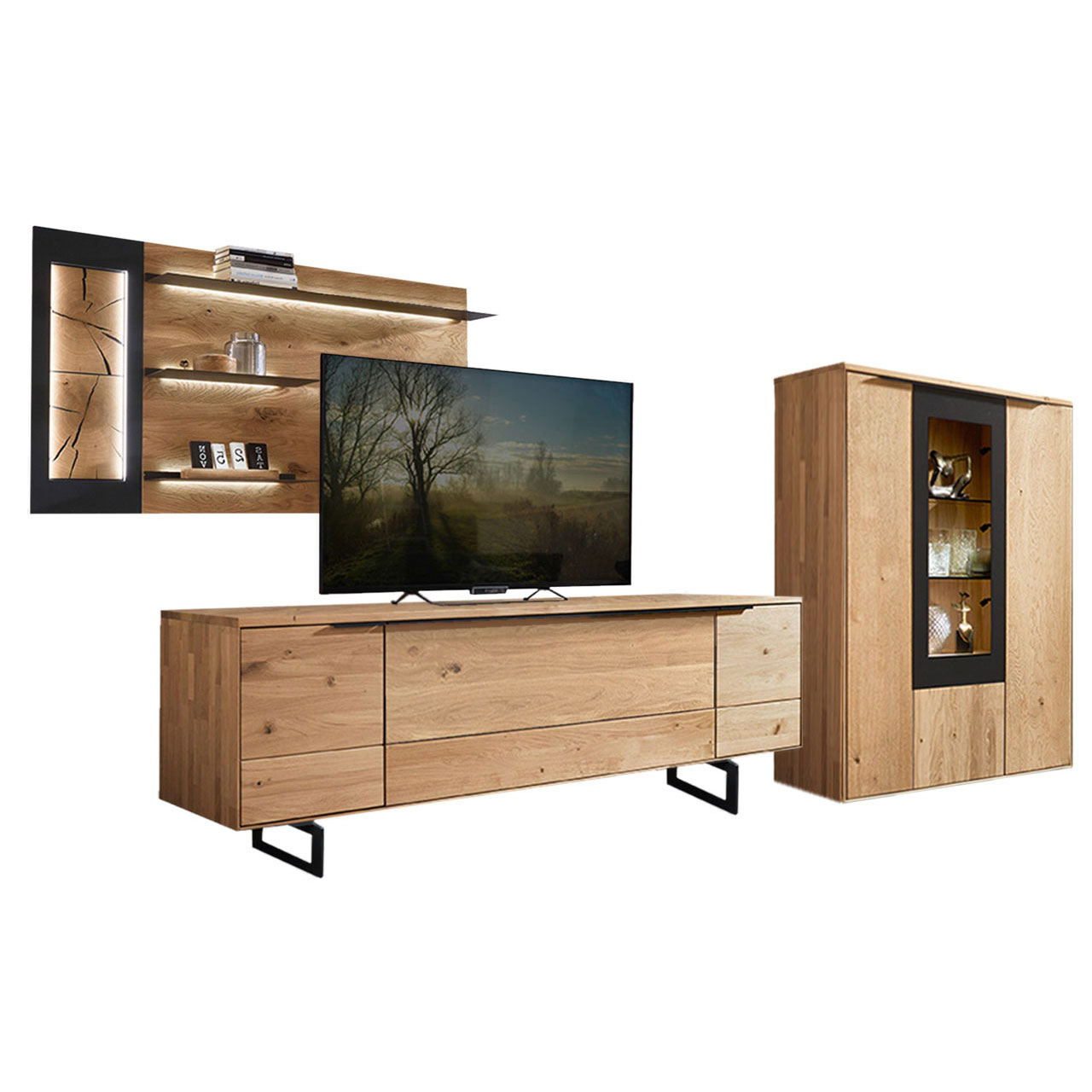 Wohnzimmer Type 0107F, bestehend aus einem Highboard mit Vitrinenfach in Wildeiche mit einem carbonfarbigen Metallrahmen, kombiniert mit einem Wandboard und einem Lowboard, in Wildeiche inklusive Kufen.
