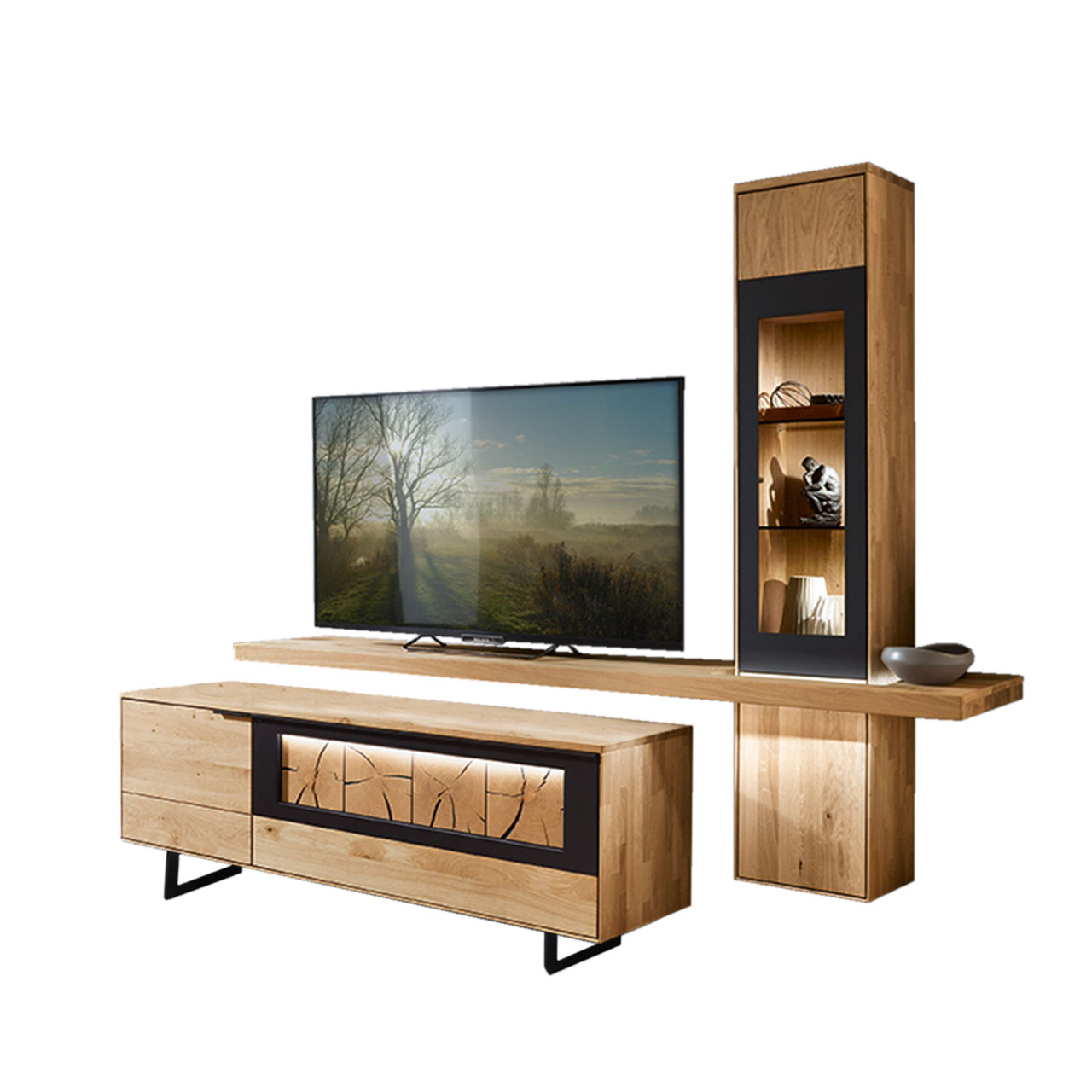 WM 1910 Wohnzimmer Type 0004F Wohnzimmer Type 0004F bestehend aus einem TV-Hängeelement als Vitrine in Wildeiche und einem mittig angebrachten Board für den Fernseher, kombiniert mit einem Lowboard in Wildeiche mit Kufen und Hirnholz Akzent.