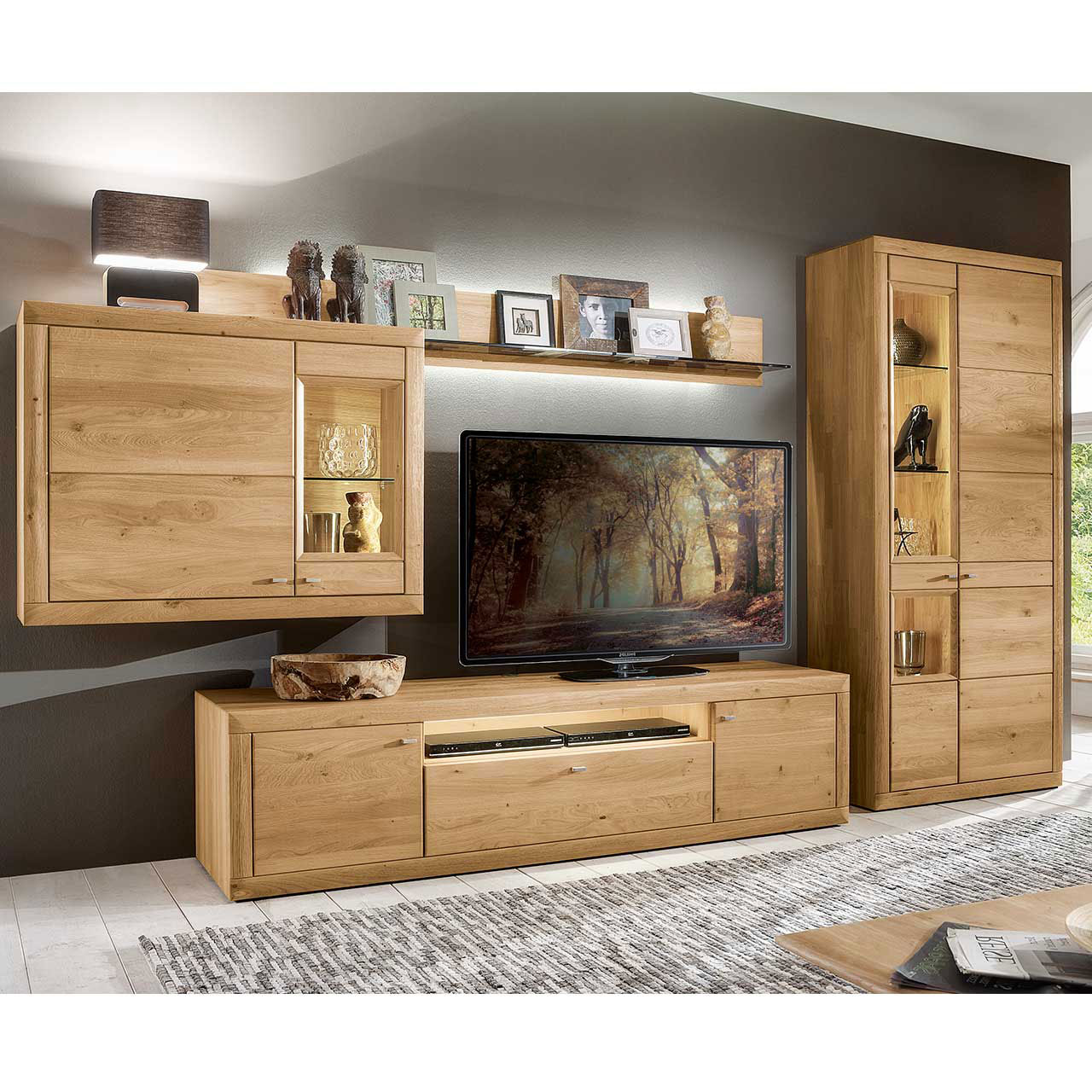 WM Aurum Wohnwand Type 0103 in Wildeiche, bestehend aus eine Zeilenschrank, Lowboard und Hängeelement.