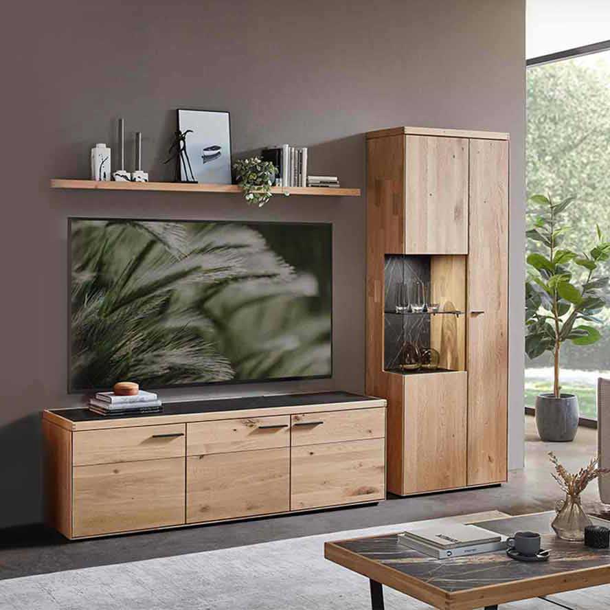 WM 2520 Wohnwand Type 0115 WM 2520 Wohnwand Type 0115 bestehend aus einer Vitrine mit einer Holztür und rechts eine breiteren Vitrinentür, links davon steht das Lowboard es besitzt drei Türen.