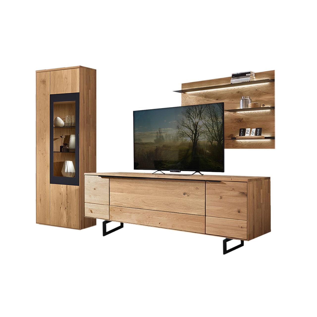 WM 1910 Wohnzimmer Type 0009F Wohnzimmer Type 0009F bestehend aus einem Zeilenschrank mit Vitrineneinsatz in Wildeiche abgesetzt mit einem carbonfarbigen Metallrahmen, kombiniert mit einem Wandpanee und einem Lowboard in Wildeiche mit Kufen.