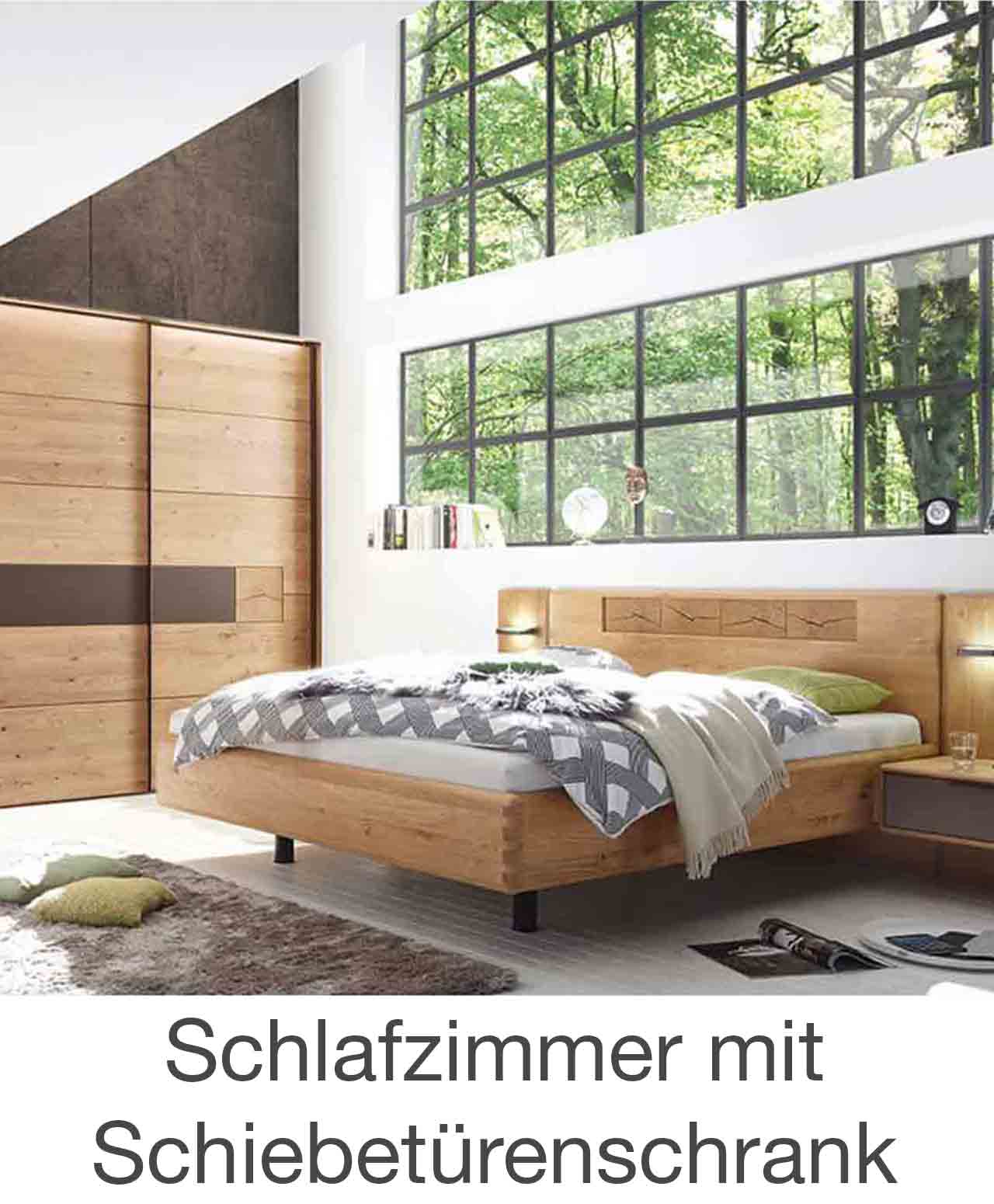 Schlafzimmer mit Schiebetürenschrank WSM 1600 Wildeiche Schlafzimmer, Doppelbett, zwei Konsolen und Paneelaufsatz, Kombiniert mit einem Schiebetürenschrank mit Mattglas Banderole und Hirnholz Akzenten.