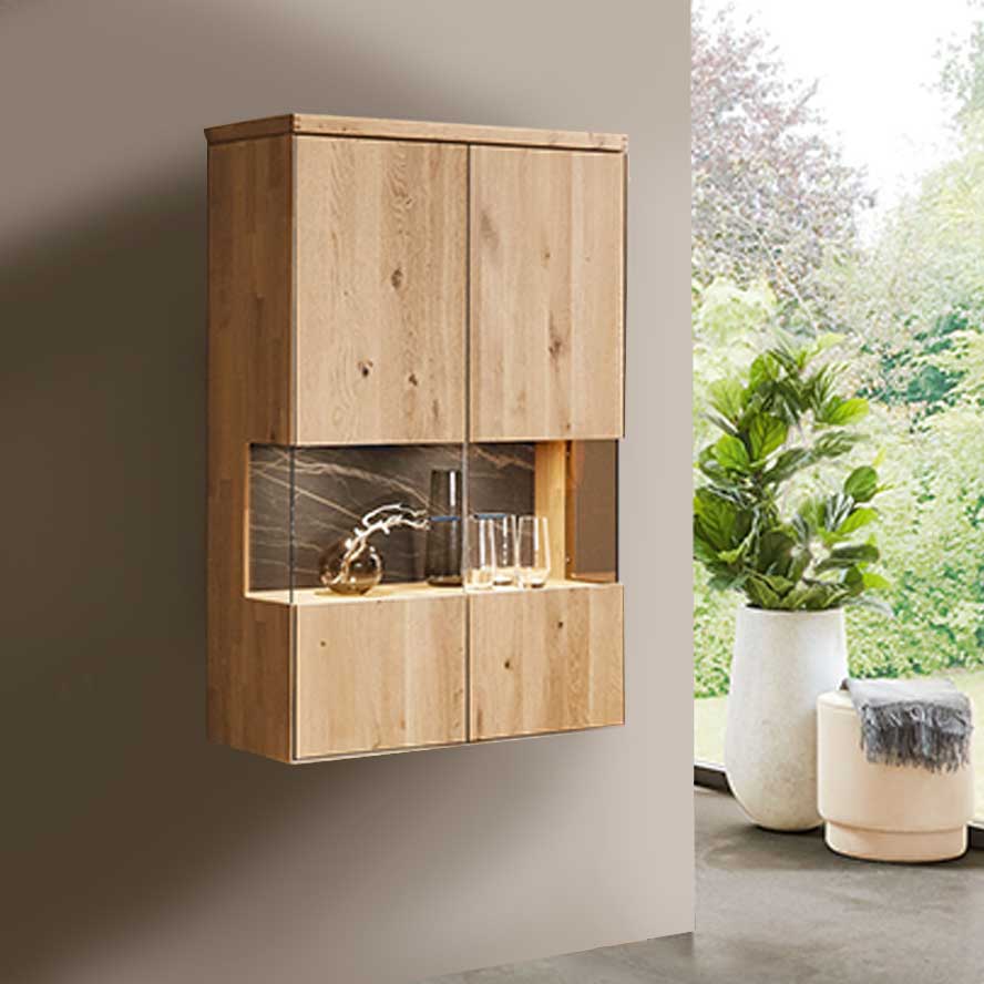 WM 2520 Hängvitrine 14930 WM 2520 Hängvitrine 14930 in Wildeiche mit optionaler Keramik Rückwand im doppelten Vitrinenfach.