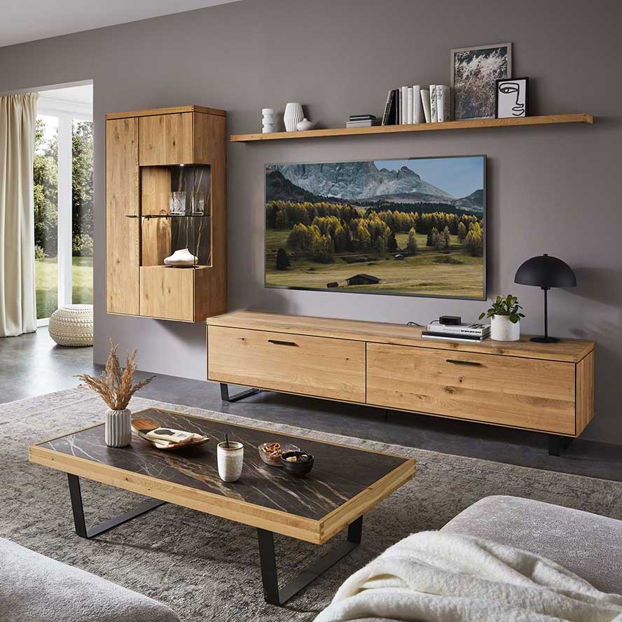 WM2520 Wohnwand Type 0101 WM2520 Wohnwand Type 0101 bestehend aus einer Hängevitrine mit einer Holztür und einer etwas breiteren Vitrinentür passend links davon das Lowboard mit 1 Klappe und 1 Auszug auf Metallkufen