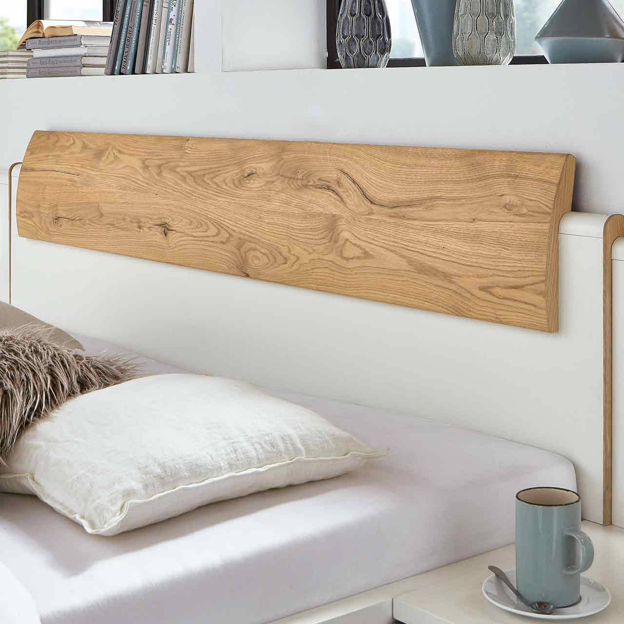 wsl6000-bett-holzkopfteil-detail Bett aus der Serie WSL 6000, in Lack weiß kombiniert mit Wildeiche Holz Kopfteil, inklusive Nachtische und Paneelaufsatz. Sofort verfügbar.