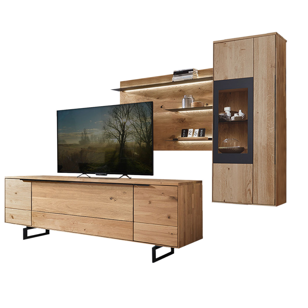 WM 1910 Wohnzimmer Type 0005F Wohnzimmer Type 0005F bestehend aus einer Hängevitrine in Wildeiche abgesetzt mit einem carbonfarbigen Metallrahmen, kombiniert mit einem angesetzten Wandpaneel, kombiniert mit einem Lowboard in Wildeiche mit Kufen.