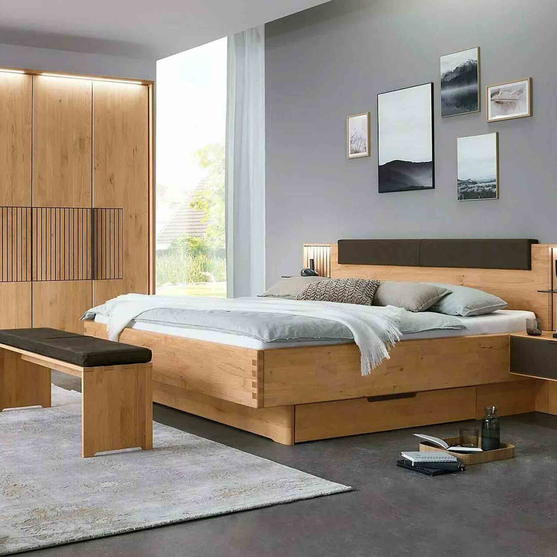 Hier geht es zu den WSM 4400 Schlafzimmer in Erle, Doppelbett, Kleiderschrank mit Lamellen-Akzent.