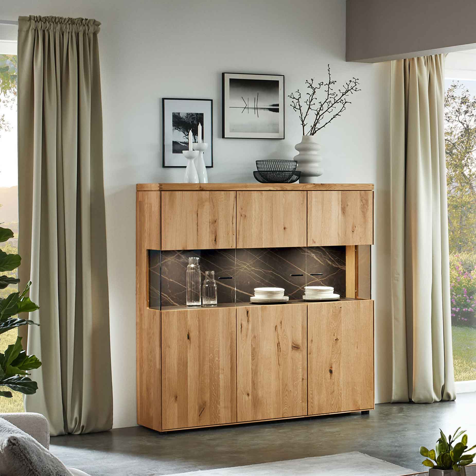 WM 2520 Highboard in Wildeiche WM 2520 Highboard in Wildeiche optional ist eine Abdeckplatte in Keramik möglich. Das besondere Highboard ist ein echter Hingucker mit seinen drei Vitrinentüren, die man optisch mit einer Keramik Rückwand und einer LED Beleuchtung aufwerten kann.