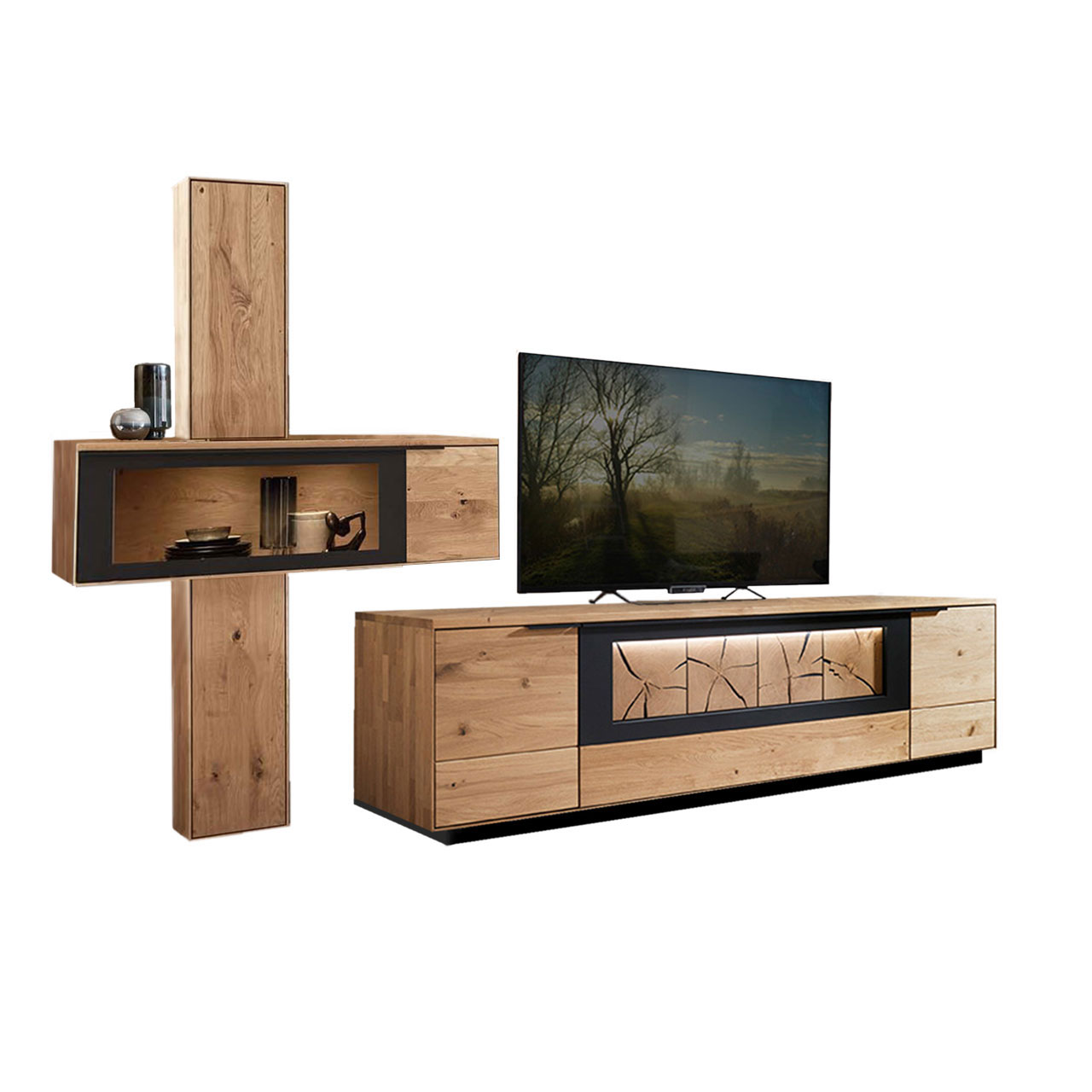 Wohnzimmer Type 0111S, aus einem Hängeelement als Zweiteiler ein oberes und ein unteres Element mit Holztüren, kombiniert mit einer querliegende Hängevitrine und einem Lowboard mit Hirnholz Akzent mit Sockel.