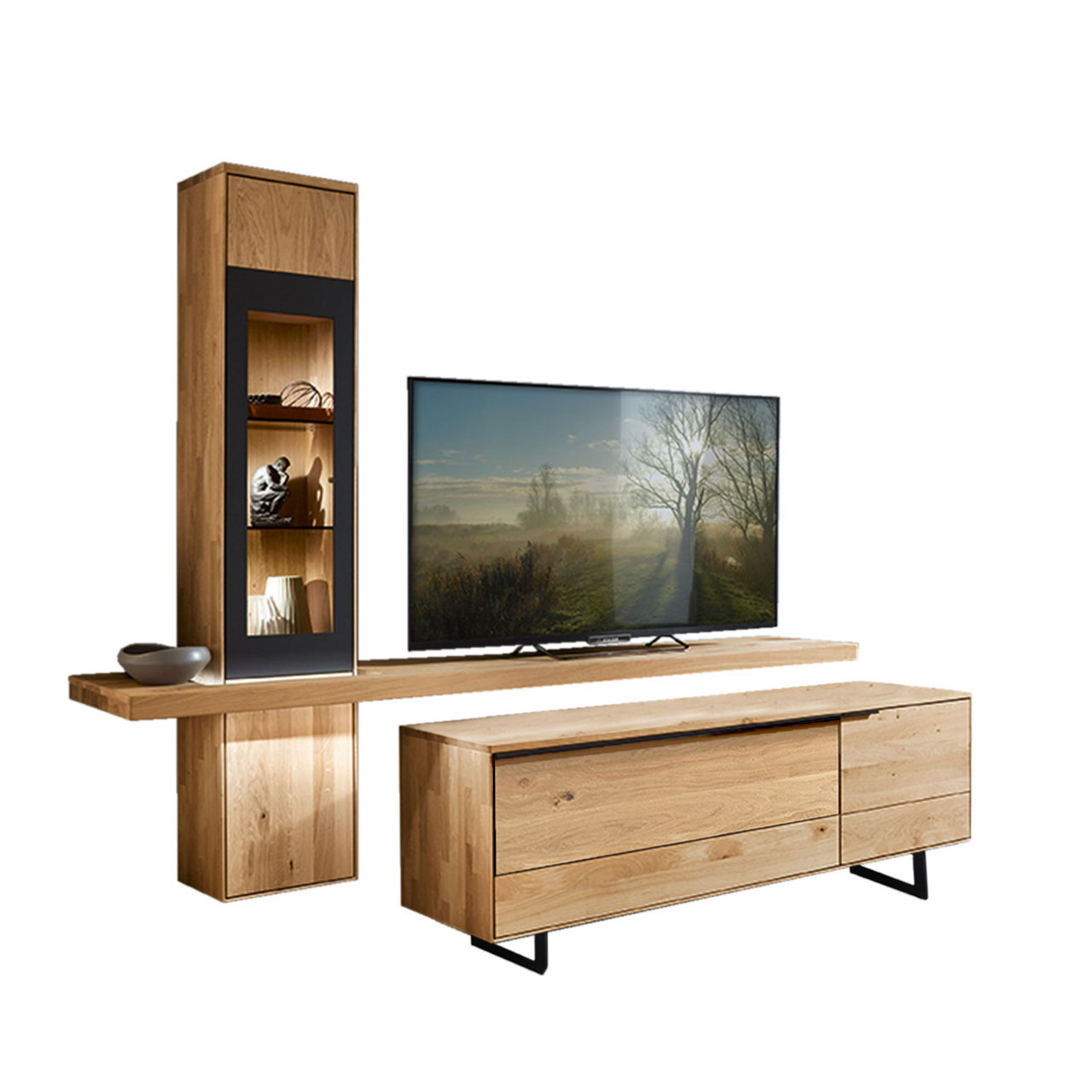 Wohnzimmer Type 0103f bestehend aus einem TV-Hängeelement als Vitrine in Wildeiche und einem mittig angebrachten Board für den Fernseher, kombiniert mit einem Lowboard in Wildeiche mit Kufen.
