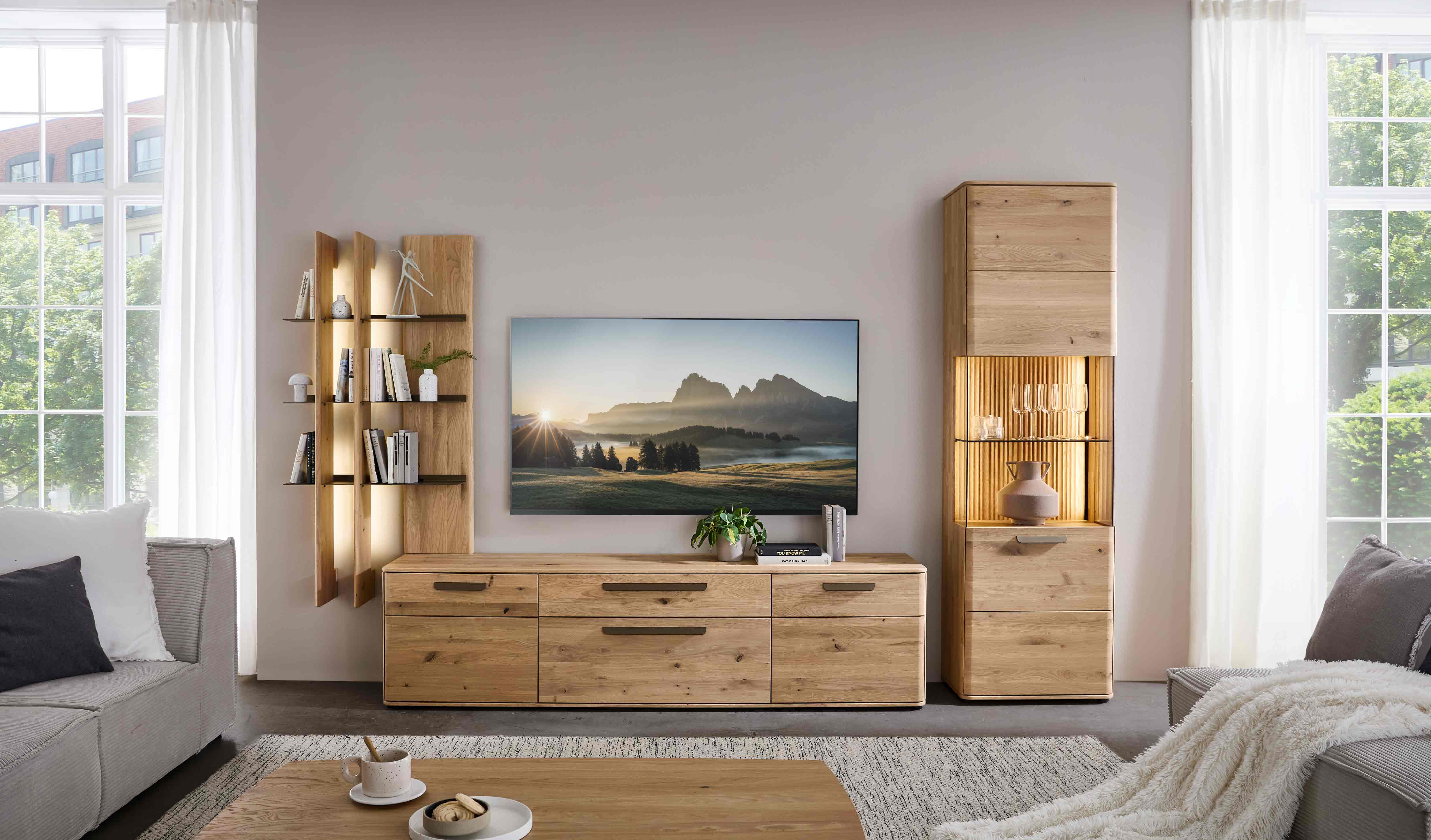 WM 2620 Wohnwand 0005 mit einer Vitrine, Lowboard und Aufsatzpaneel in Wildeiche, optional mit LED Beleuchtung.