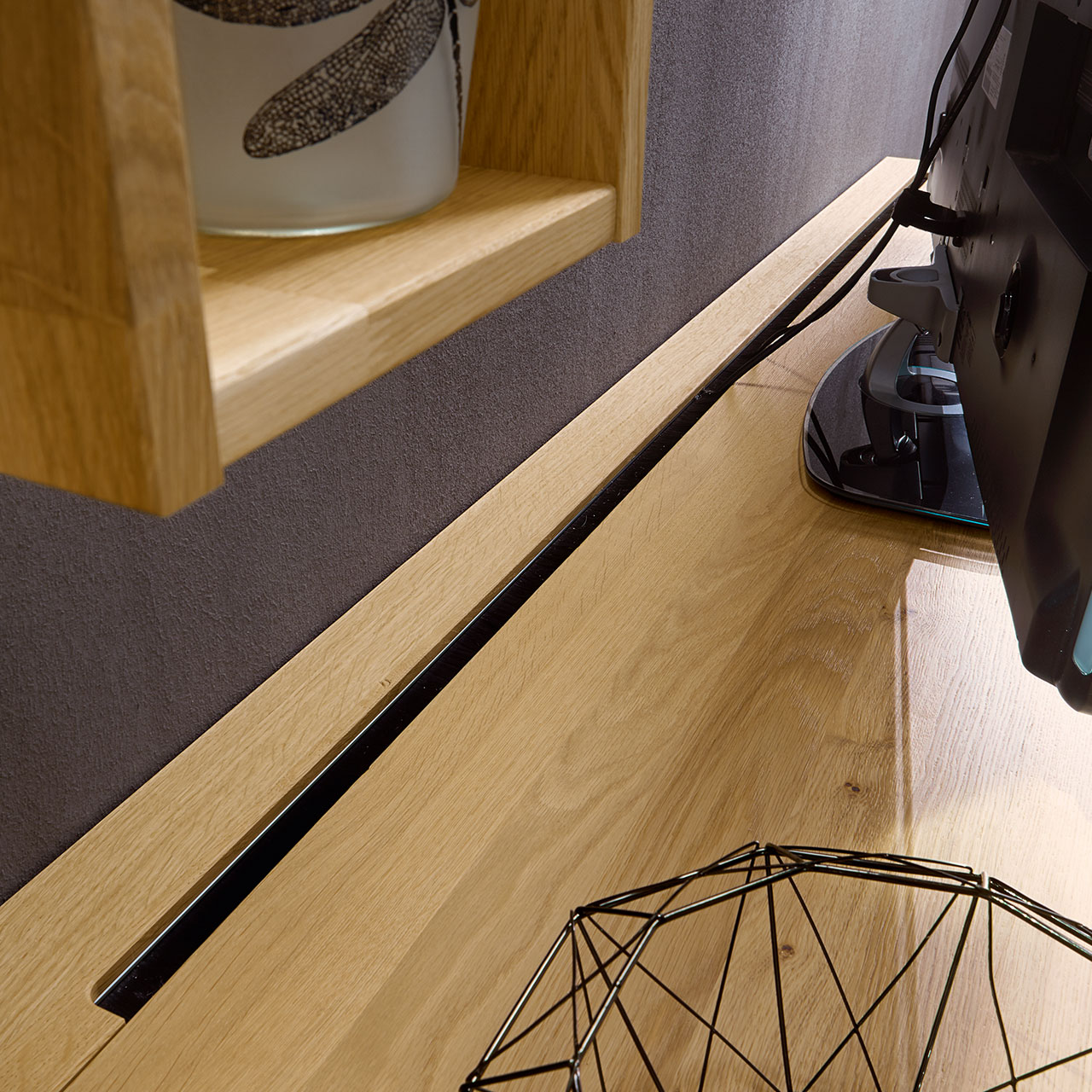 SOLEO 3000 MEDIENELEMENT KABELSCHLITZ WILDEICHE Kabelschlitz im Lowboard in der oberen Abdeckplatte im hinteren, an der Wand stehende Teil.