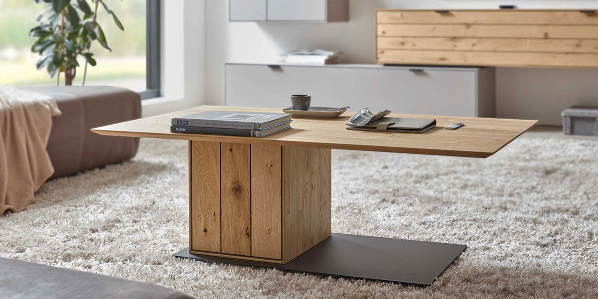 Woestmann Couchtisch Wöstmanns Couchtische haben immer ein Highlight, ein verstecktes Medienfach oder hinter einem Hirnholz-Akzent eine geheime Schublade, lassen Sie sich überraschen.