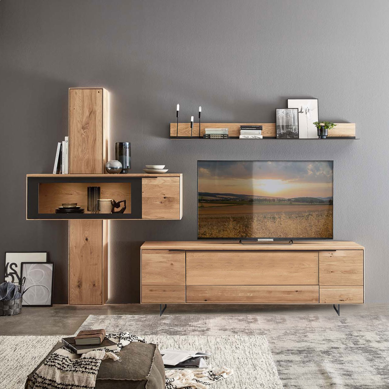 Wohnzimmer Type 0112F, aus einem Hängeelement als Zweiteiler ein oberes und ein unteres Element mit Holztüren, kombiniert mit einer querliegende Hängevitrine und einem Lowboard in Wildeiche und Hirnholz Akzent mit Kufen.