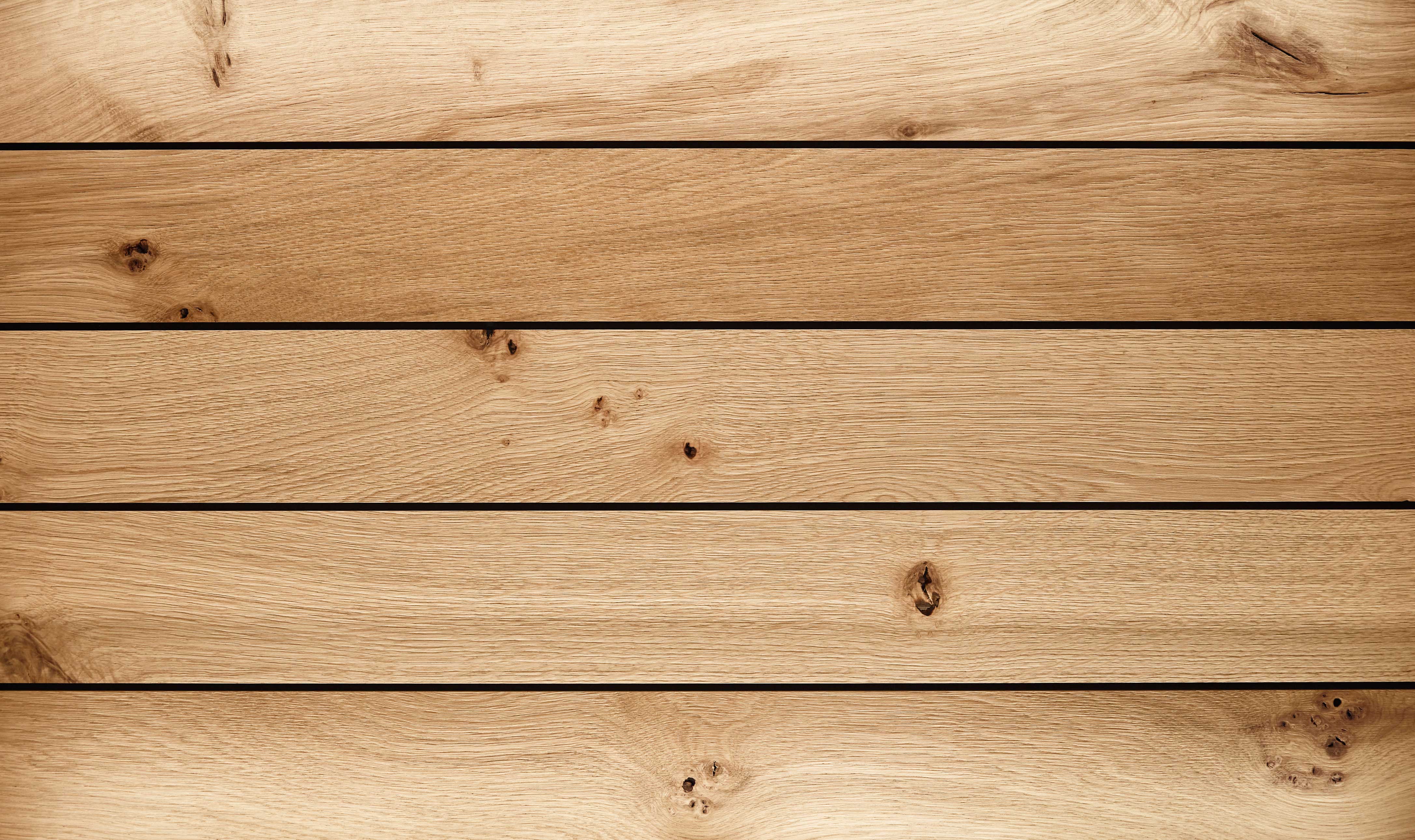 Balkeneiche Akzent-Kachel in Balkeneiche Holz, wird in immer gleichen Abstand horizontal unterbrochen, Oberfläche in warmem Naturtöne in mittelbraun.