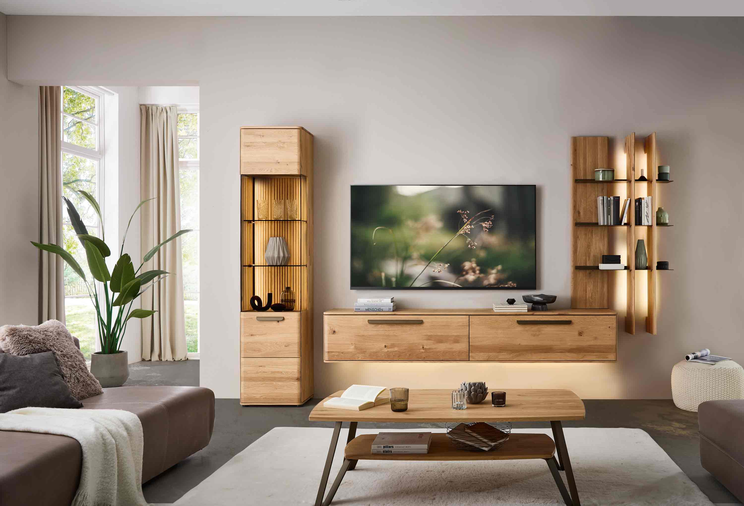 WM 2620 Wohnwand 0011 mit einer Vitrine, Hängelowboard und Aufsatzpaneel in Wildeiche, optional mit LED Beleuchtung.