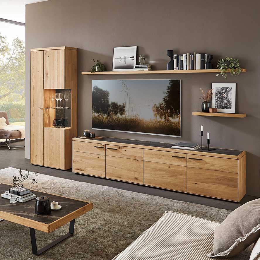 WM2520 Wohnwand Type 0012 WM2520 Wohnwand Type 0012 bestehend aus einer Vitrine mit einer Holztür und rechts eine breiteren Vitrinentür, rechts davon steht das größste Lowboard es besitzt vier Türen mit der Breite von 241,9 cm.