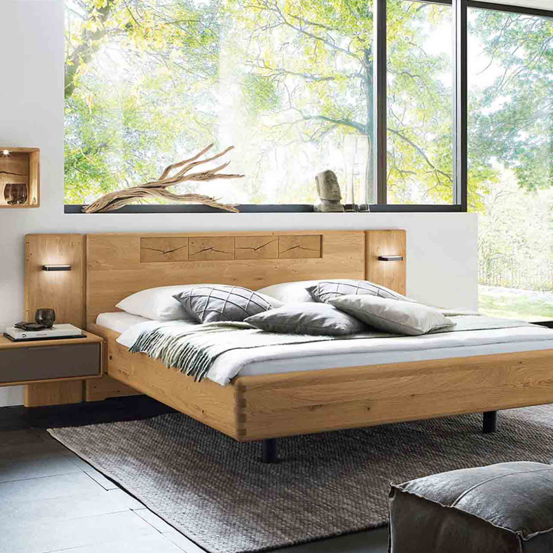 Einzelbett oder Doppelbett mit Beleuchtungen oder Konsolen mit Paneelen.
