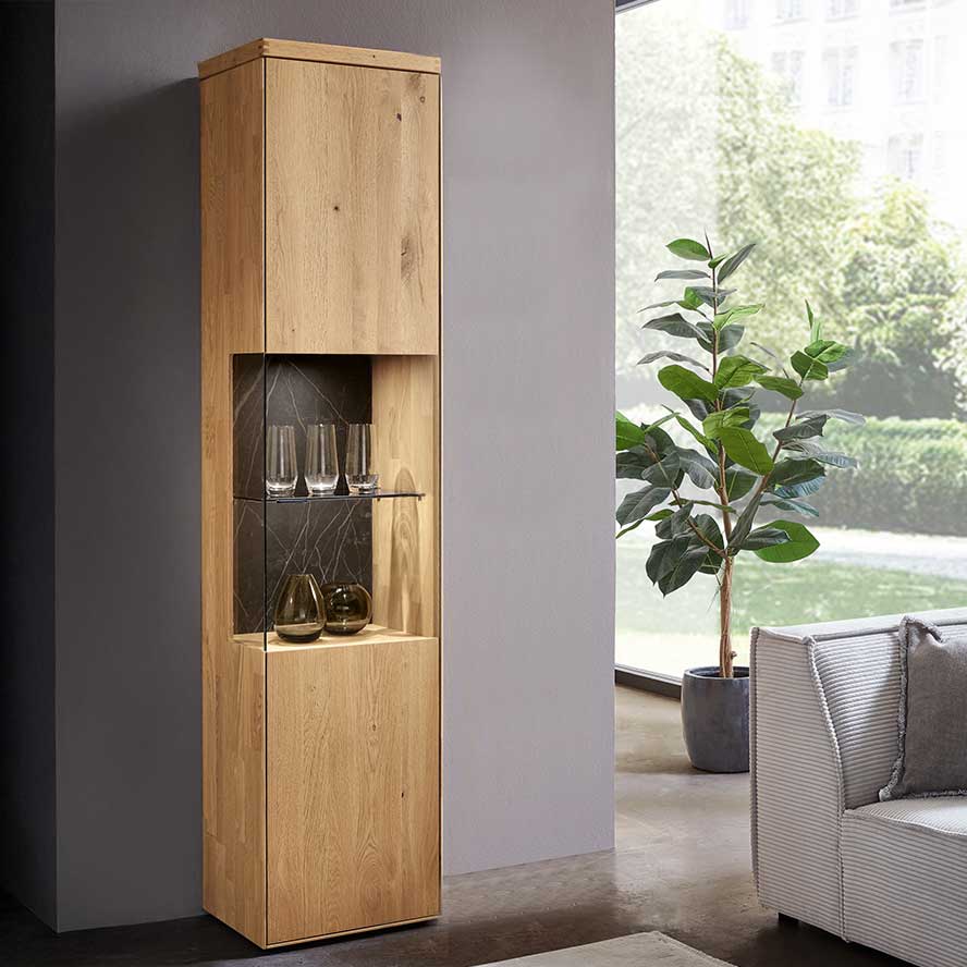 WM 2520 Zeilenschrank als Vitrine 6444 WM 2520 Zeilenschrank als Vitrine 6444 in Wildeiche mit optionaler Keramik Rückwand im Vitrinenfach.