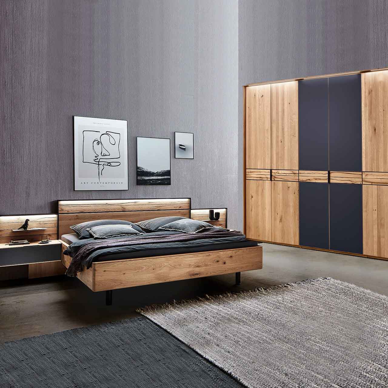 WSM 4300 Wildeiche Schlafzimmer, Doppelbett, zwei Konsolen und Paneelaufsatz, Kombiniert mit einem 6 türigen Drehtürenschrank mit durchgehender Balkeneiche Banderole.