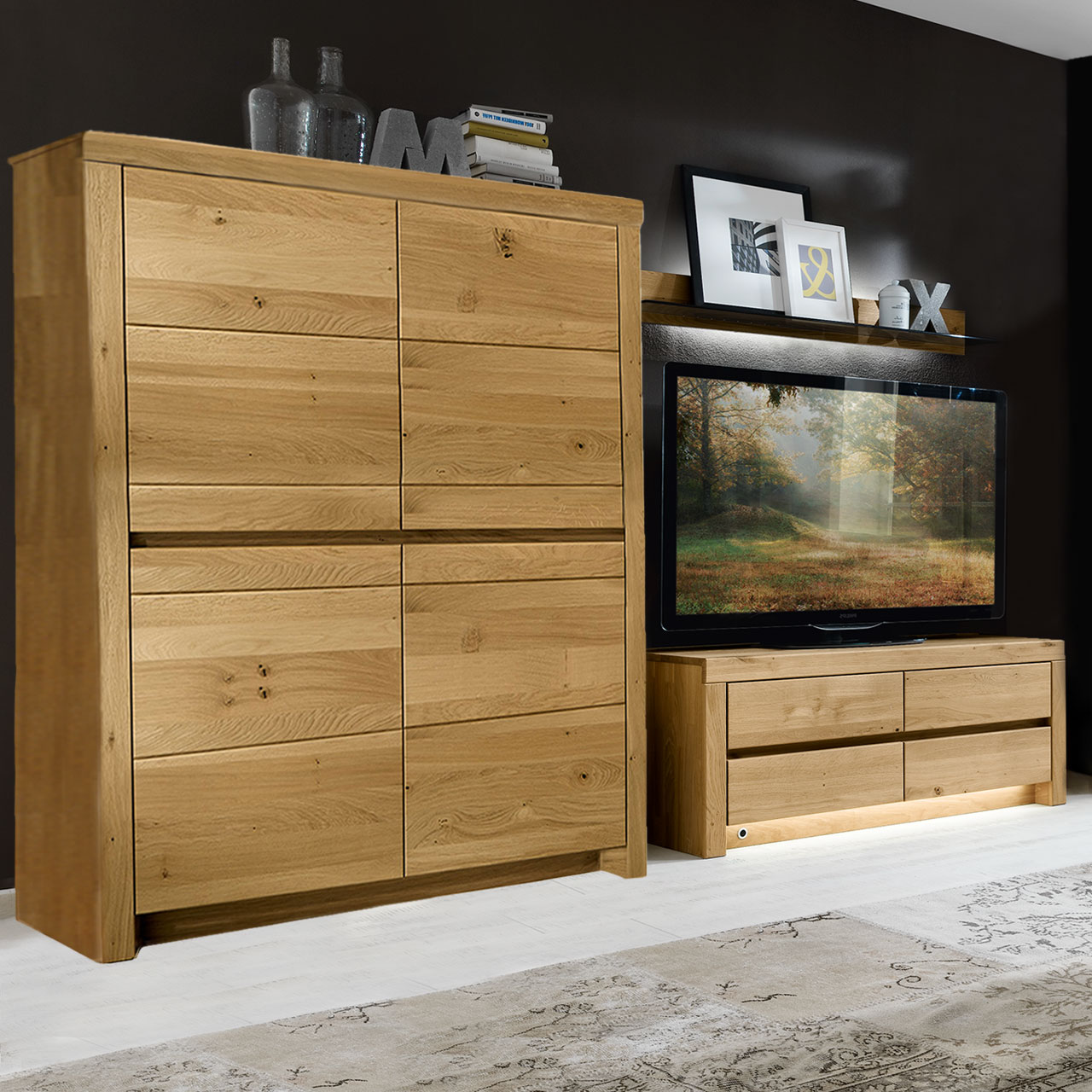 SOLEO 3000 Zeilenschrank Type 4350 in massiver Wildeiche, mit zwei unteren Holztüren und zwei oberen Türen. Hinter den Türen sind 6 Einlegeböden inklusive, als Ambiente Bild.