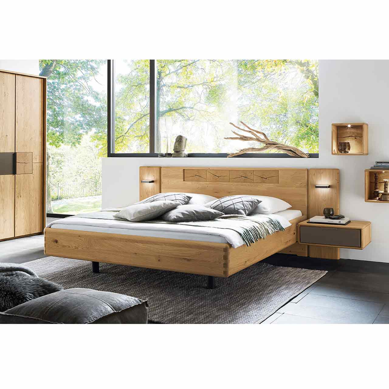 WSM 1600 Konsole 1 Schubkasten Konsole mit 1 Schubkasten rechts vom Bett, Korpus in Wildeiche und die Front in Lack Mocca Akzent. (Als Ambiente Bild)