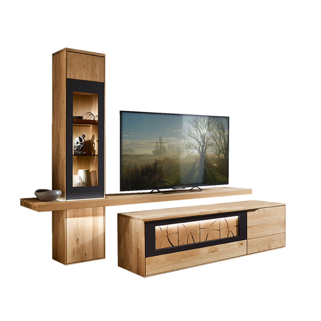 Wohnzimmer Type 0104G bestehend aus einem TV-Hängeelement als Vitrine in Wildeiche und einem mittig angebrachten Board für den Fernseher, kombiniert mit einem Lowboard in Wildeiche und Hirnholz Akzent.