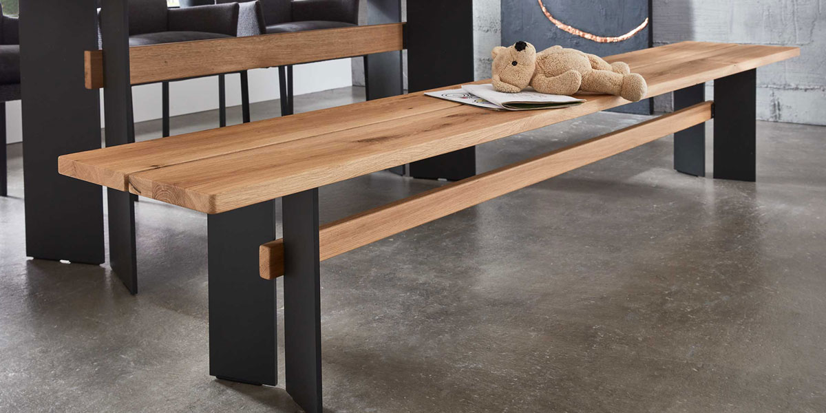 Esszimmer Bank Holz Bänke mit Metallwangen.