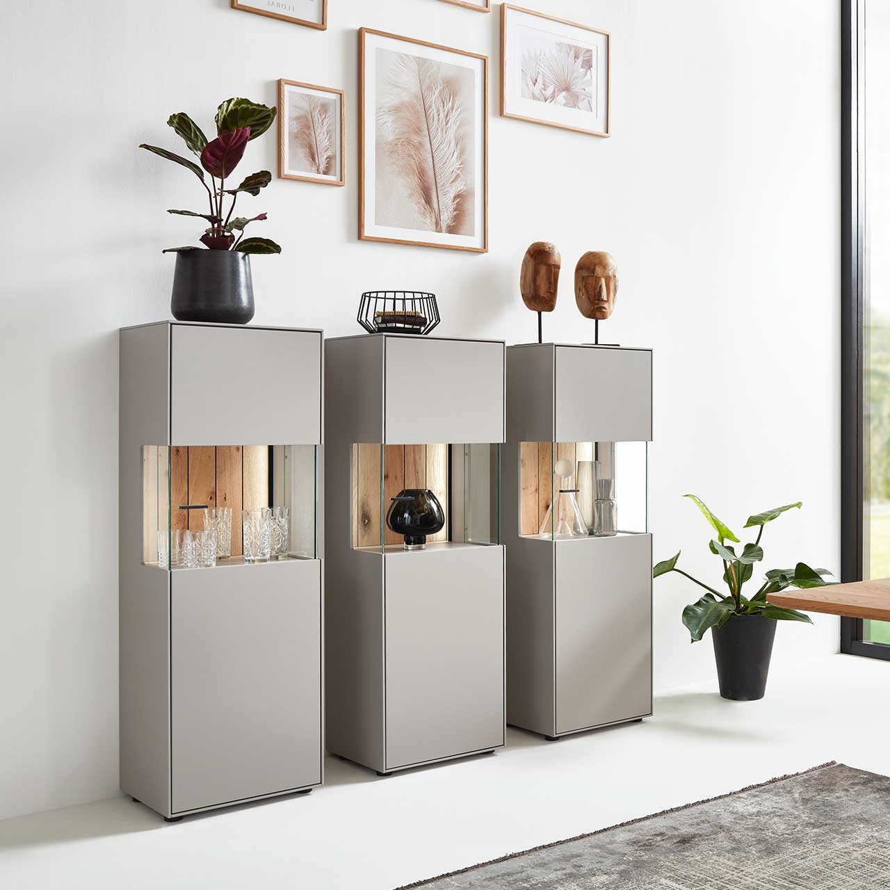 WM 2380 Highboard 4413 Modernes schmales Highboard aus Lack samtgrau mit besonderen Vitrinenfach das Seitlich einzusehen ist, die Rückwand in Balkeneiche bietet einen schönen Kontrast zur glatten Front.