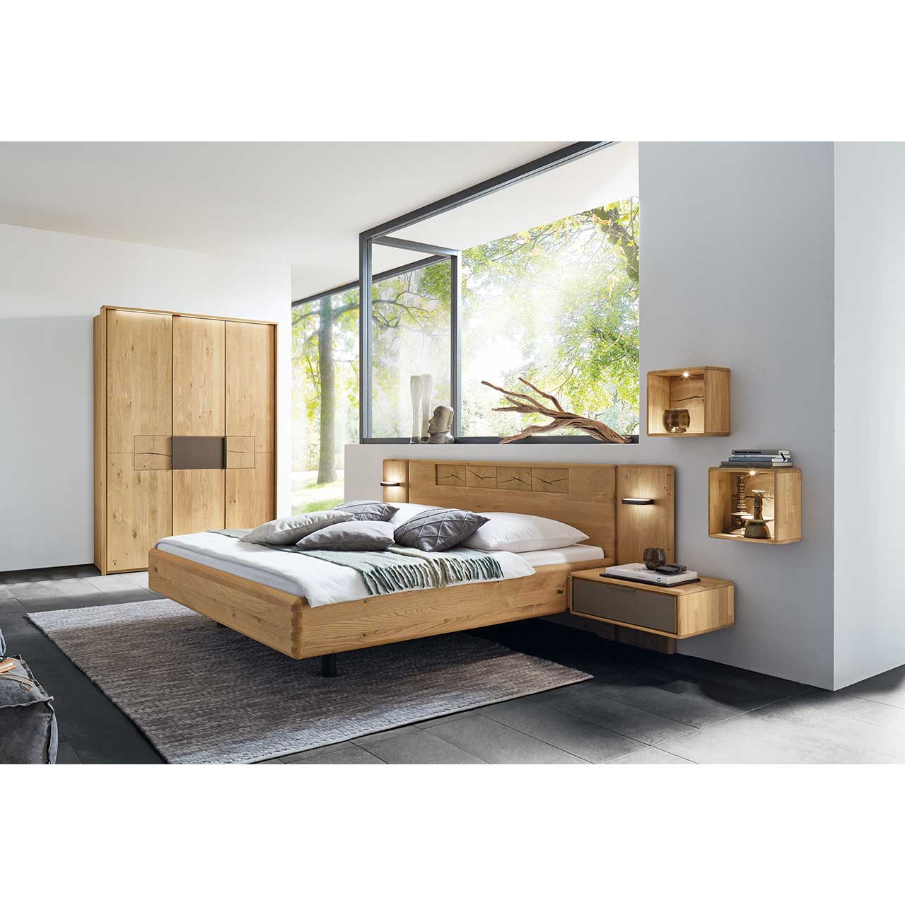 WSM1600_Kombi_1030 Schlafzimmer Kombination 1030 in Wildeiche mit Hirnholz und Lack Mocca Akzenten, Doppelbett, Konsolen mit je einem Schubkasten und 3-türigen Drehtürenschrank.