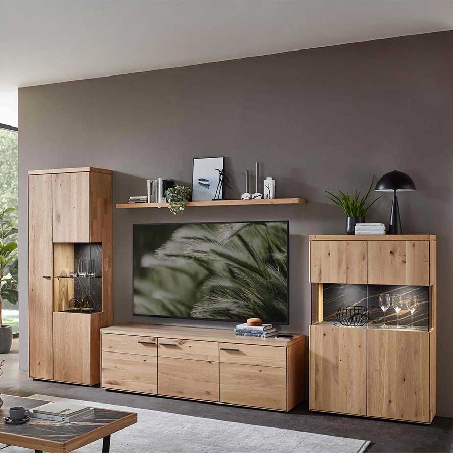 WM2520 Wohnwand Type 0106 WM2520 Wohnwand Type 0106 bestehend aus einer Vitrine mit einer Holztür und rechts eine breiteren Vitrinentür, rechts davon steht das Lowboard es besitzt drei Türen, rechts davon das Vitrinenhighboard mit zwei Türen