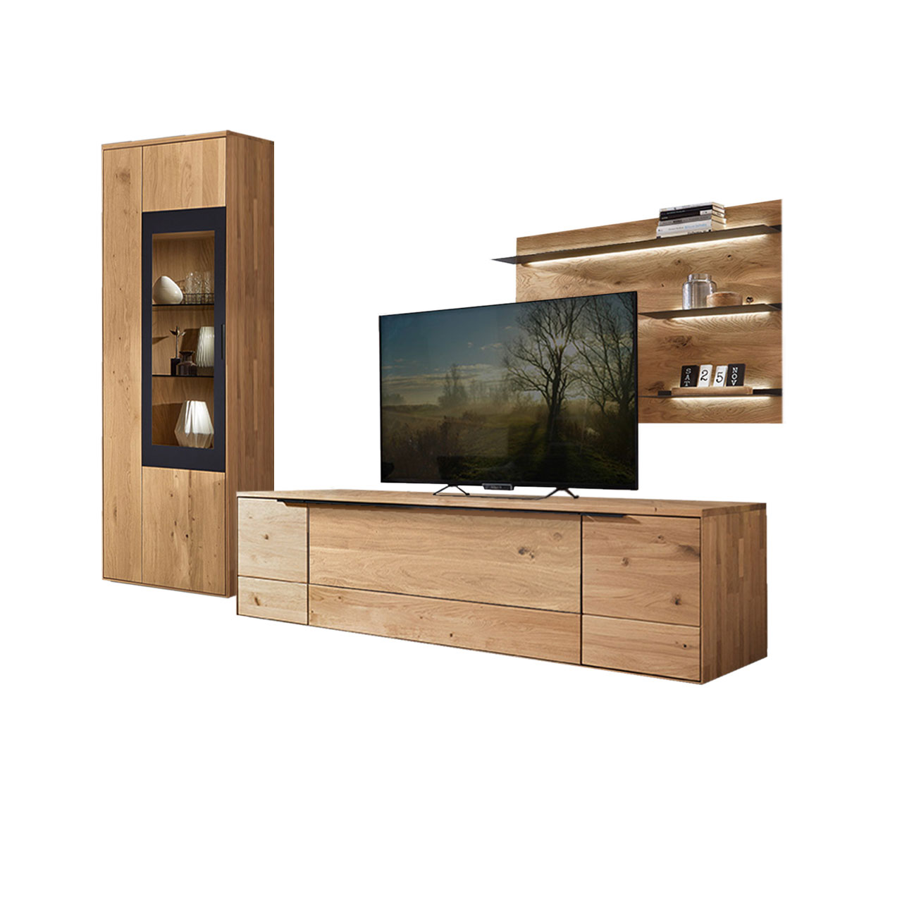 WM 1910 Wohnzimmer Type 0009G Wohnzimmer Type 0009G bestehend aus einem Zeilenschrank mit Vitrineneinsatz in Wildeiche abgesetzt mit einem carbonfarbigen Metallrahmen, kombiniert mit einem Wandpanee und einem Lowboard in Wildeiche.