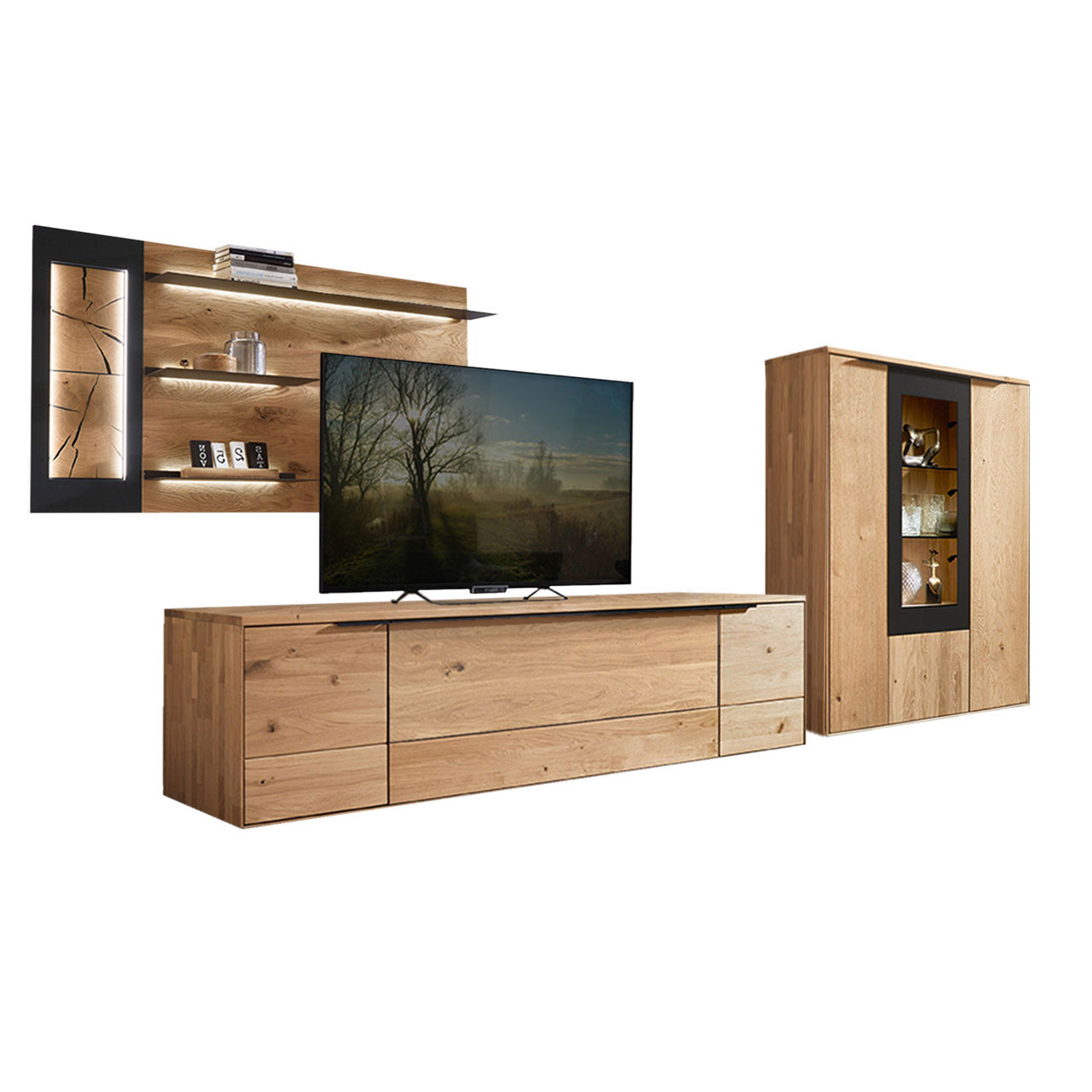 Wohnzimmer Type 0107G, bestehend aus einem Highboard mit Vitrinenfach in Wildeiche mit einem carbonfarbigen Metallrahmen, kombiniert mit einem Wandboard und einem Lowboard in Wildeiche.