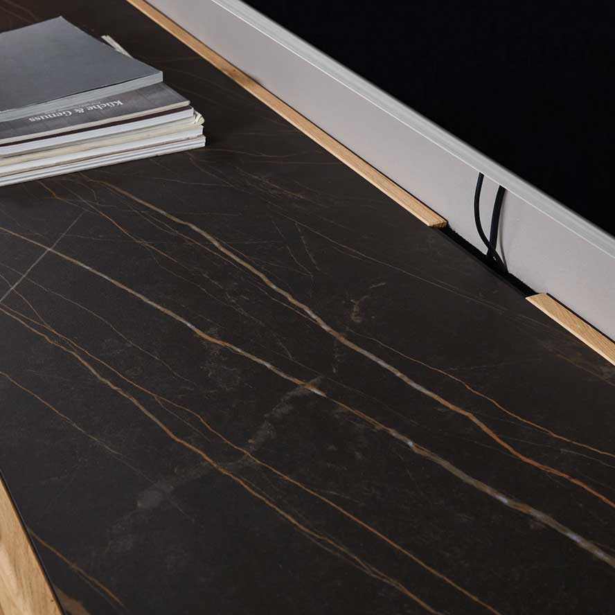 WM2520 Kabelausfräsung WM 2520 alle Lowboards haben die Möglichkeit optional oder serienmäßig durch eine Kabelausfräsung mit Bürstenfang mittig hinten an der Wand, die Kabel durchzuführen.