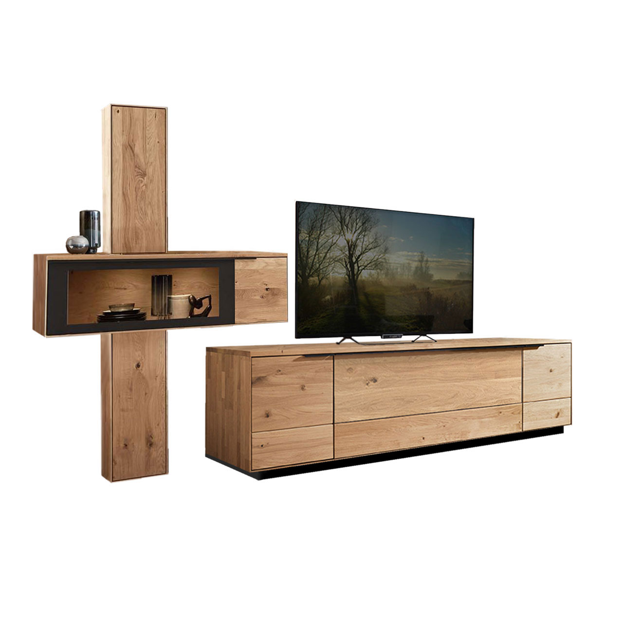 Wohnzimmer Type 0112S, aus einem Hängeelement als Zweiteiler ein oberes und ein unteres Element mit Holztüren, kombiniert mit einer querliegende Hängevitrine und einem Lowboard in Wildeiche und Hirnholz Akzent mit Sockel.