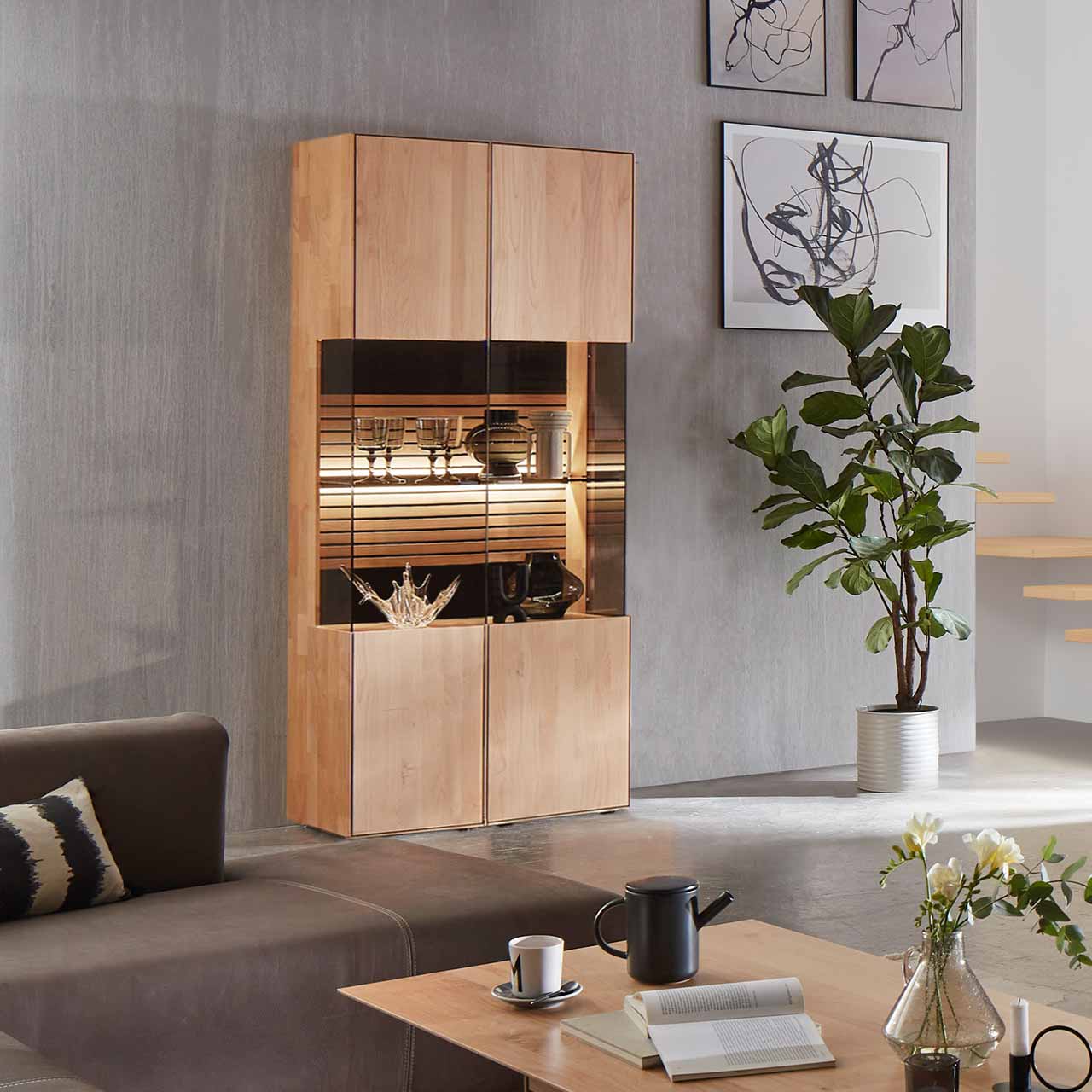 WM2320-Zeilenschrank-6940-Ambiente WM 2320 - Zeilenschrank 6940 in Erle, mit großen Vitrinenfach, Rückwand in Lamellen und schwarzem Mattglas Akzent.