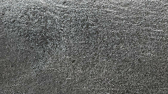 Steinfunier Akzent-Kachel in Steinfunier, aus echten Schieferblöcken abgespalten und rückseitig mit GFK-Trägern verstärkt, in eine feinen grau.