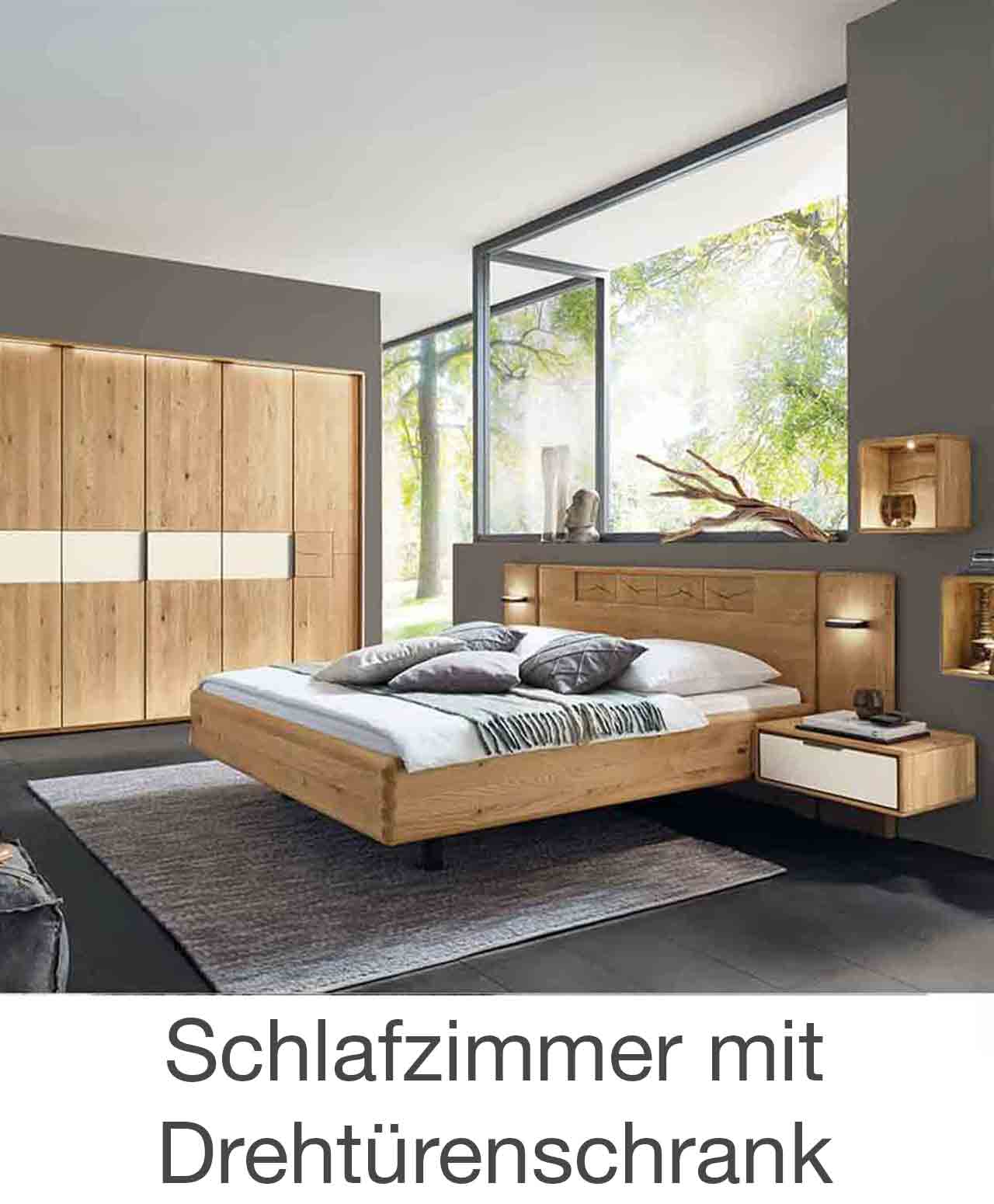 Schlafzimmer mit Drehtürenschrank WSM 1600 Wildeiche Schlafzimmer, Doppelbett, zwei Konsolen und Paneelaufsatz, Kombiniert mit einem 6 türigen Drehtürenschrank mit Mattglas Banderole und Hirnholz Akzenten.
