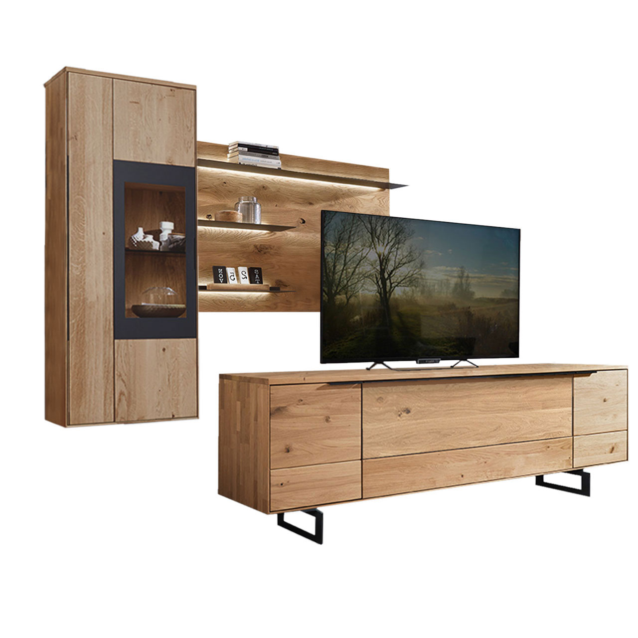 Wohnzimmer Type 0105F, bestehend aus einer Hängevitrine in Wildeiche mit einem carbonfarbigen Metallrahmen, kombiniert mit einem Wandboard und einem Lowboard  mit Kufen.